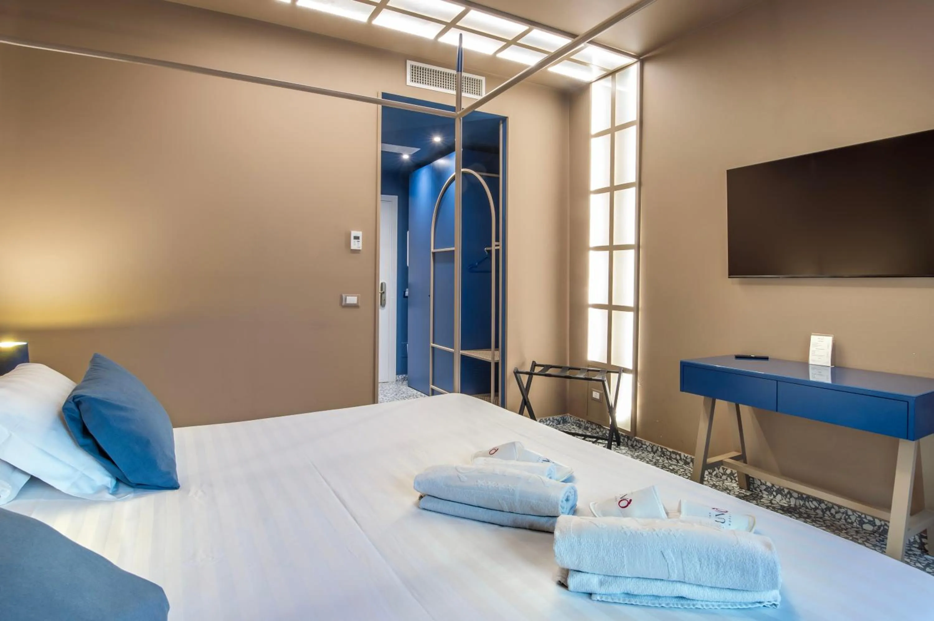 Bathroom, Bed in Hotel Nuvò