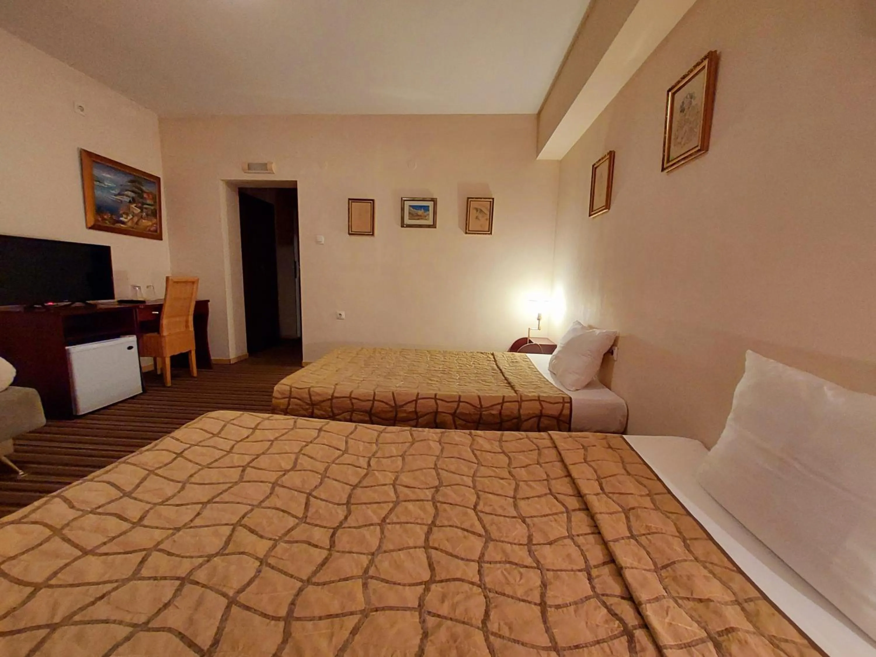 TV and multimedia, Bed in Family Art Hotel Gallery