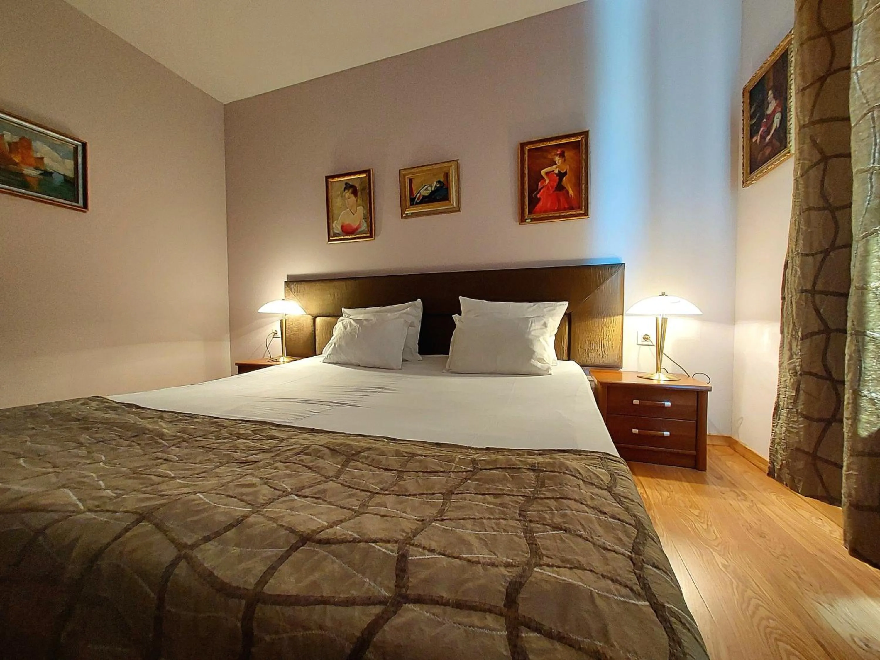 TV and multimedia, Bed in Family Art Hotel Gallery