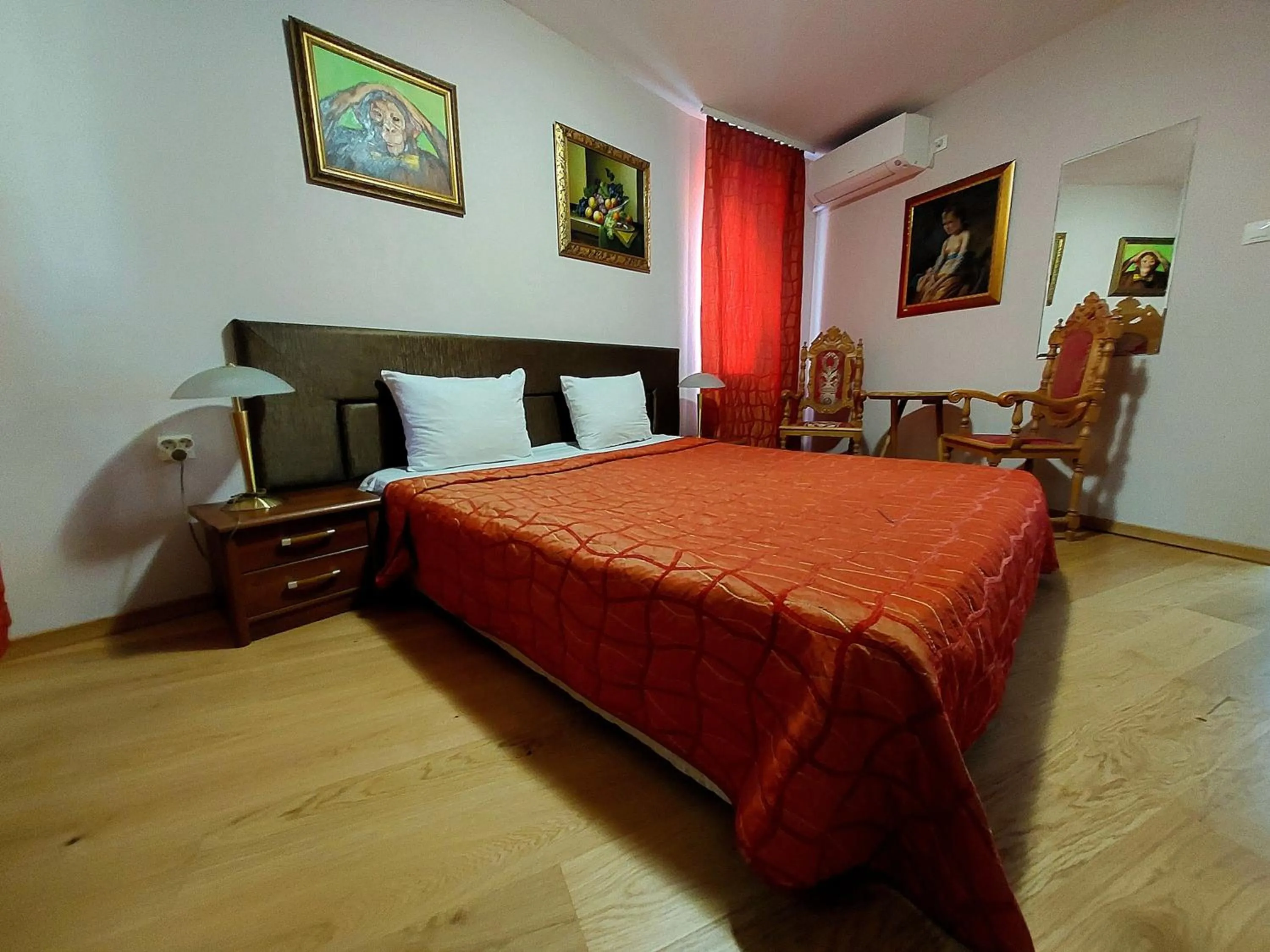 TV and multimedia, Bed in Family Art Hotel Gallery