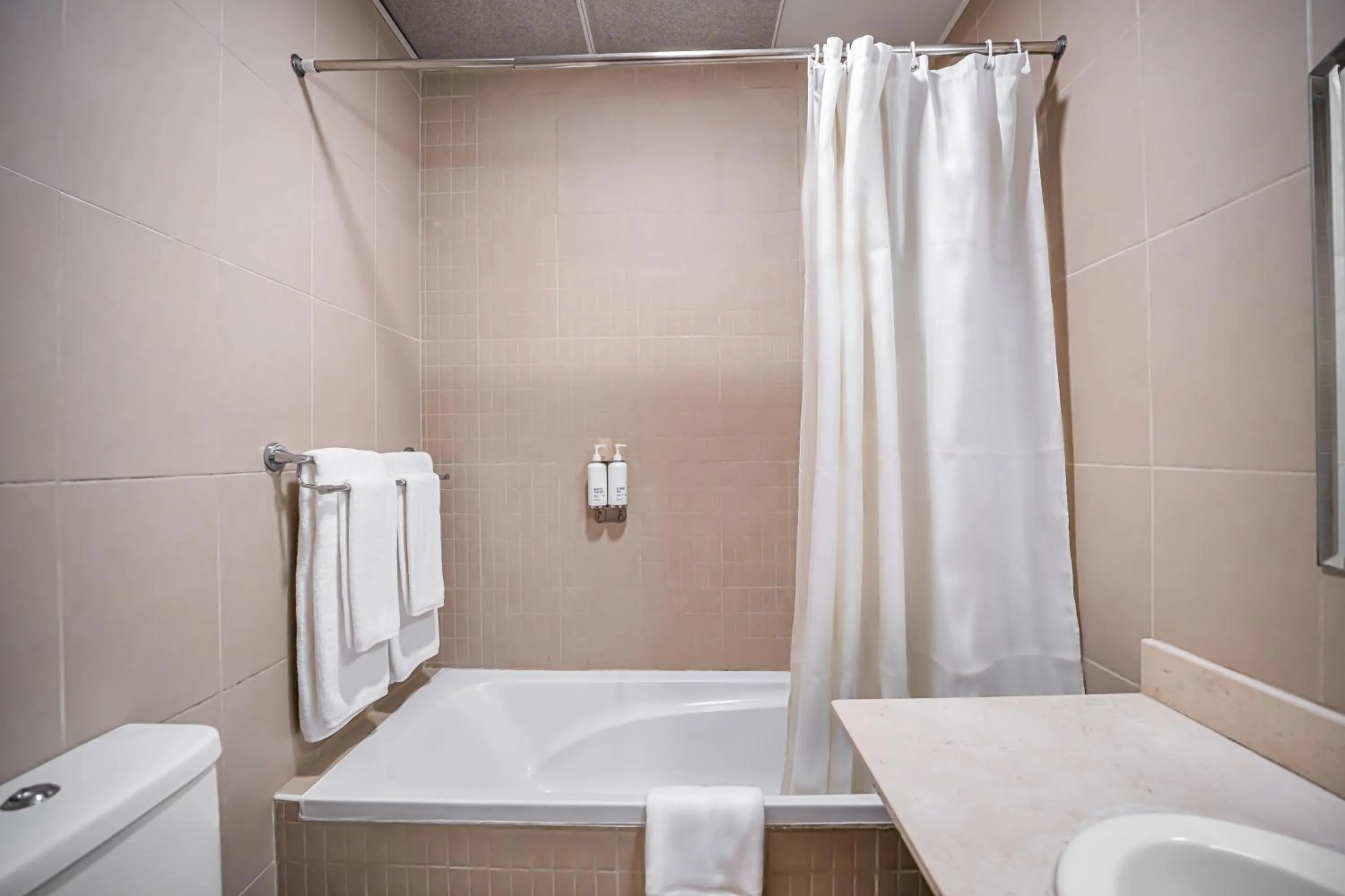 Bathroom in Kingsgate Hotel Doha by Millennium Hotels