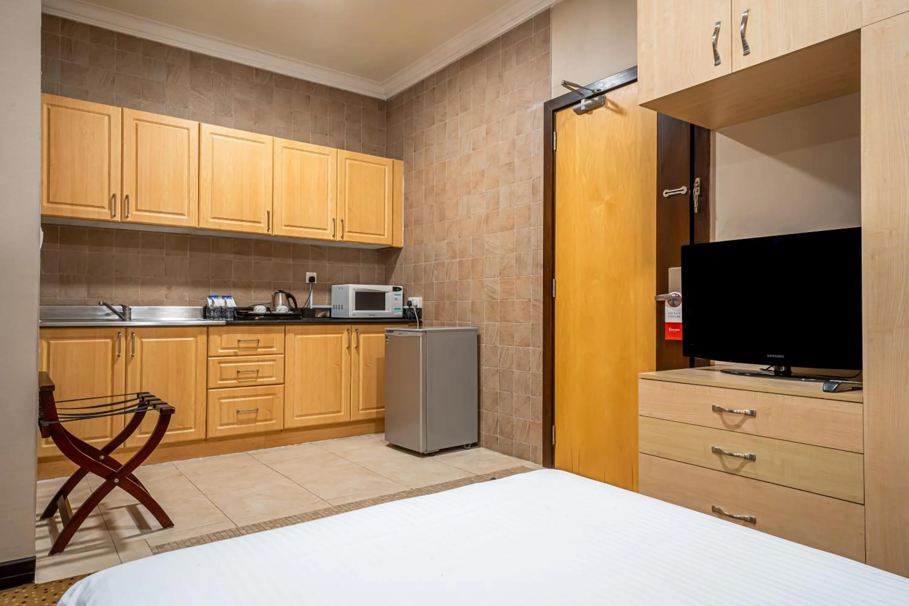 kitchen, Bed in Kingsgate Hotel Doha by Millennium Hotels