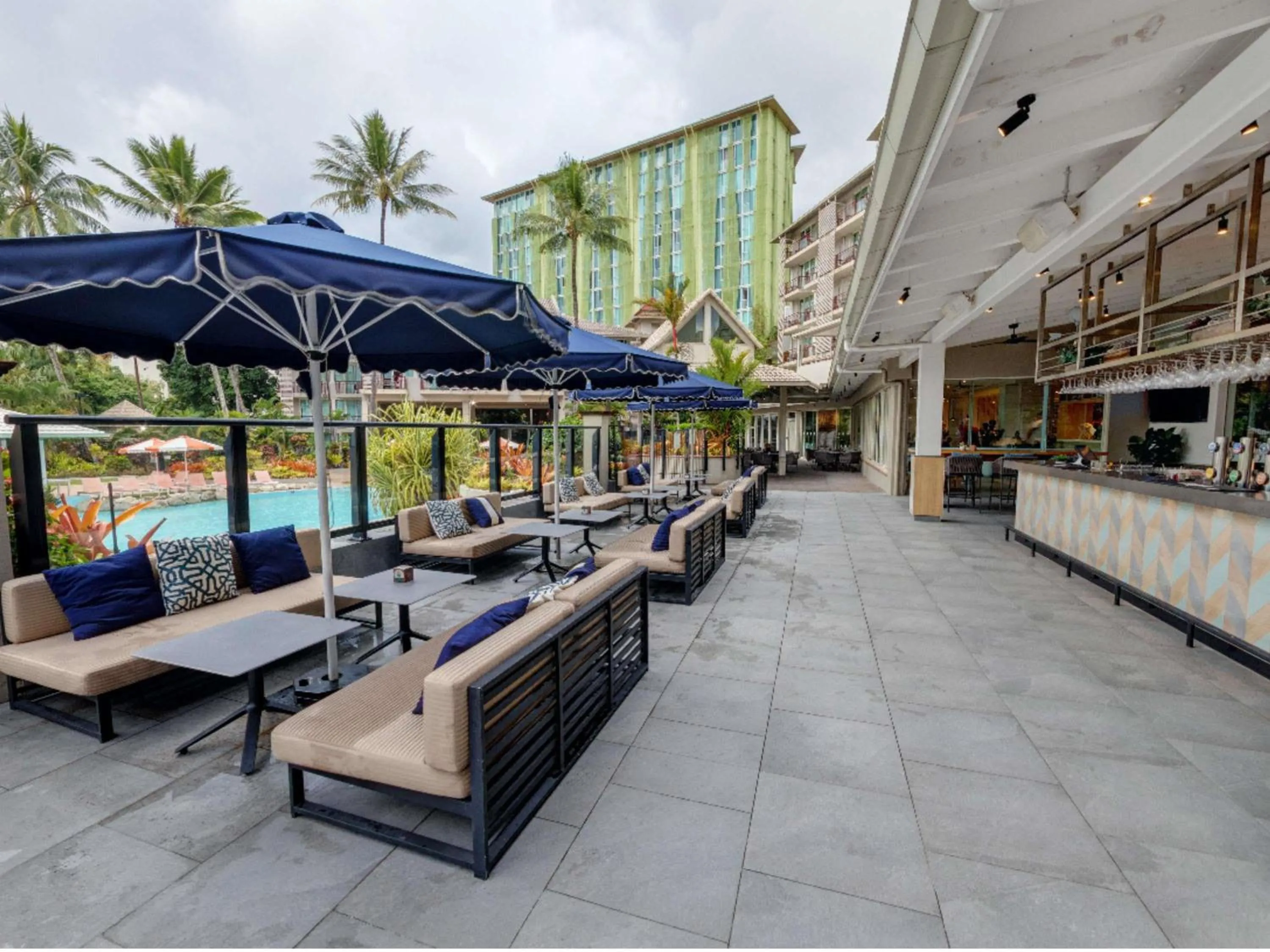 Lounge or bar in Novotel Cairns Oasis Resort