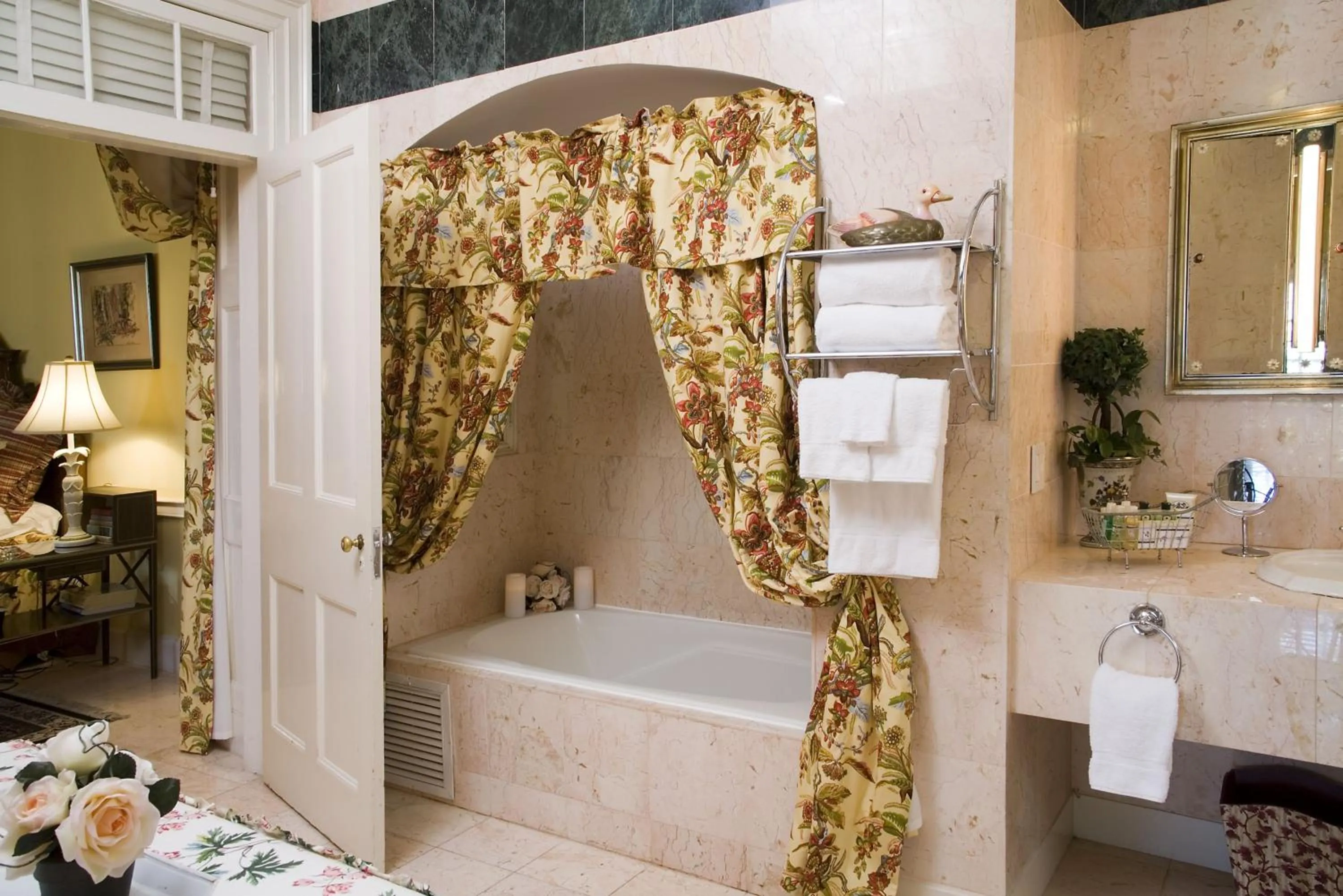 Bathroom, Bed in Graycliff Hotel