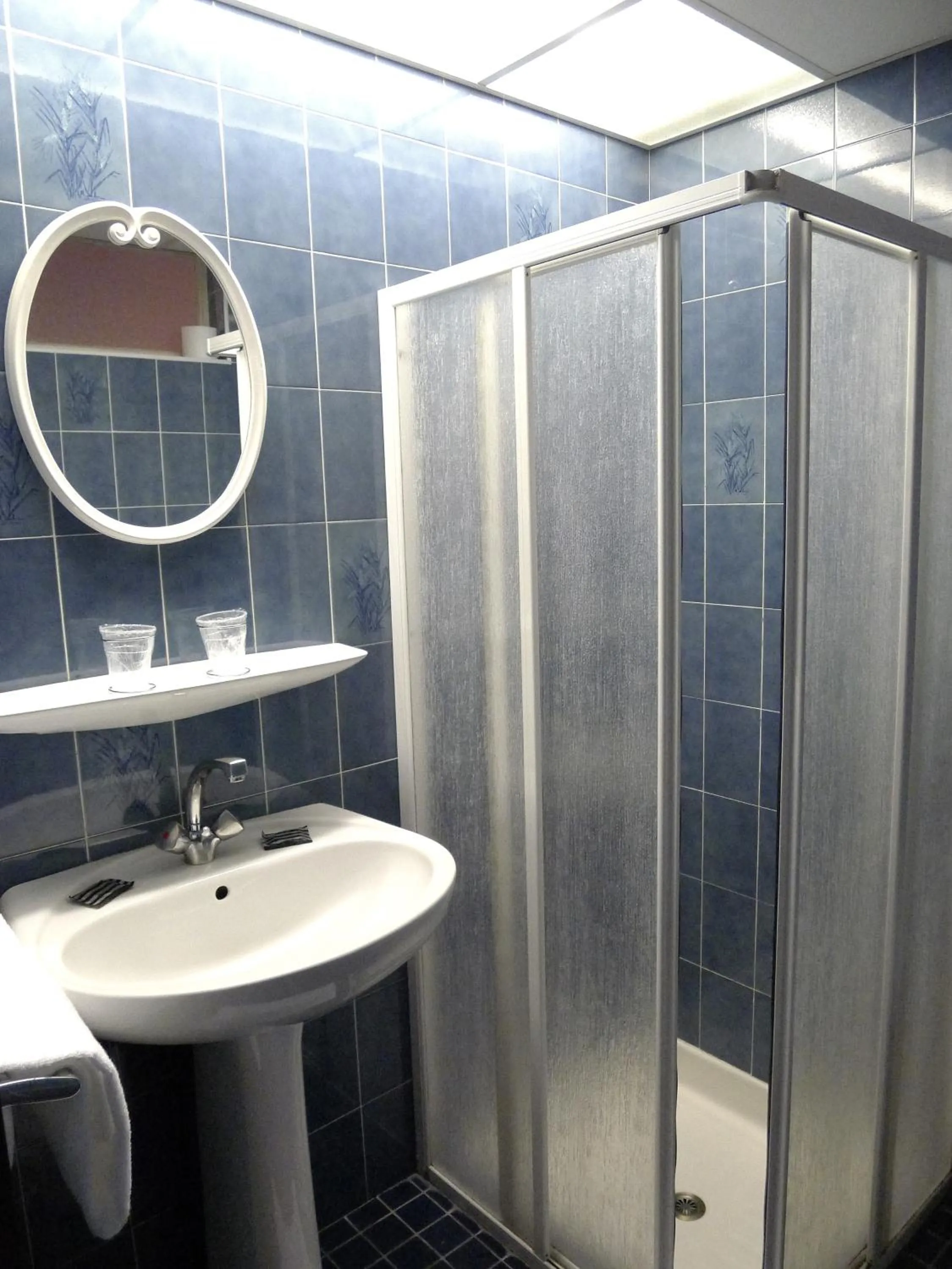 Bathroom in Hôtel du Sablar