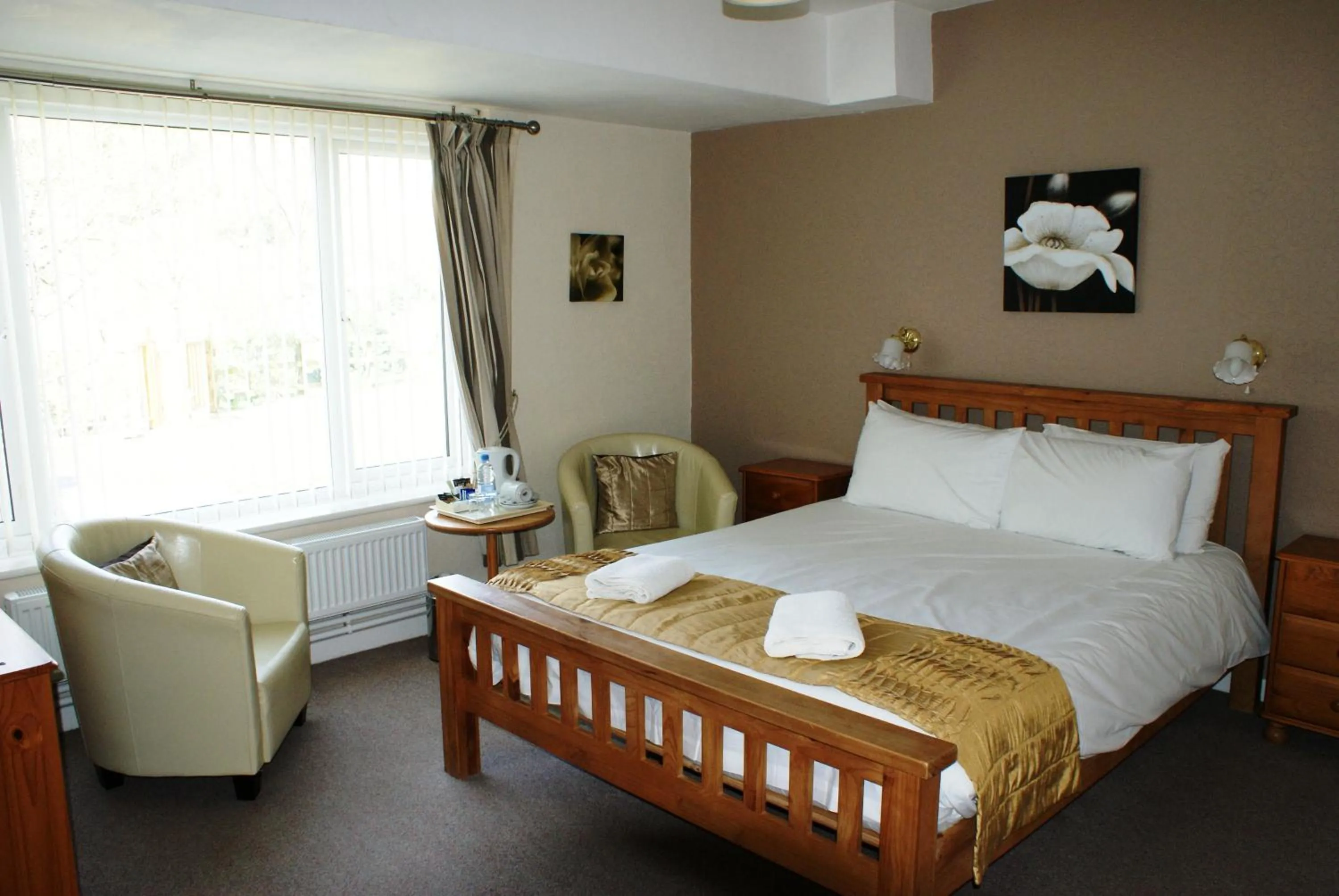 River view, Bed in Royal Lodge