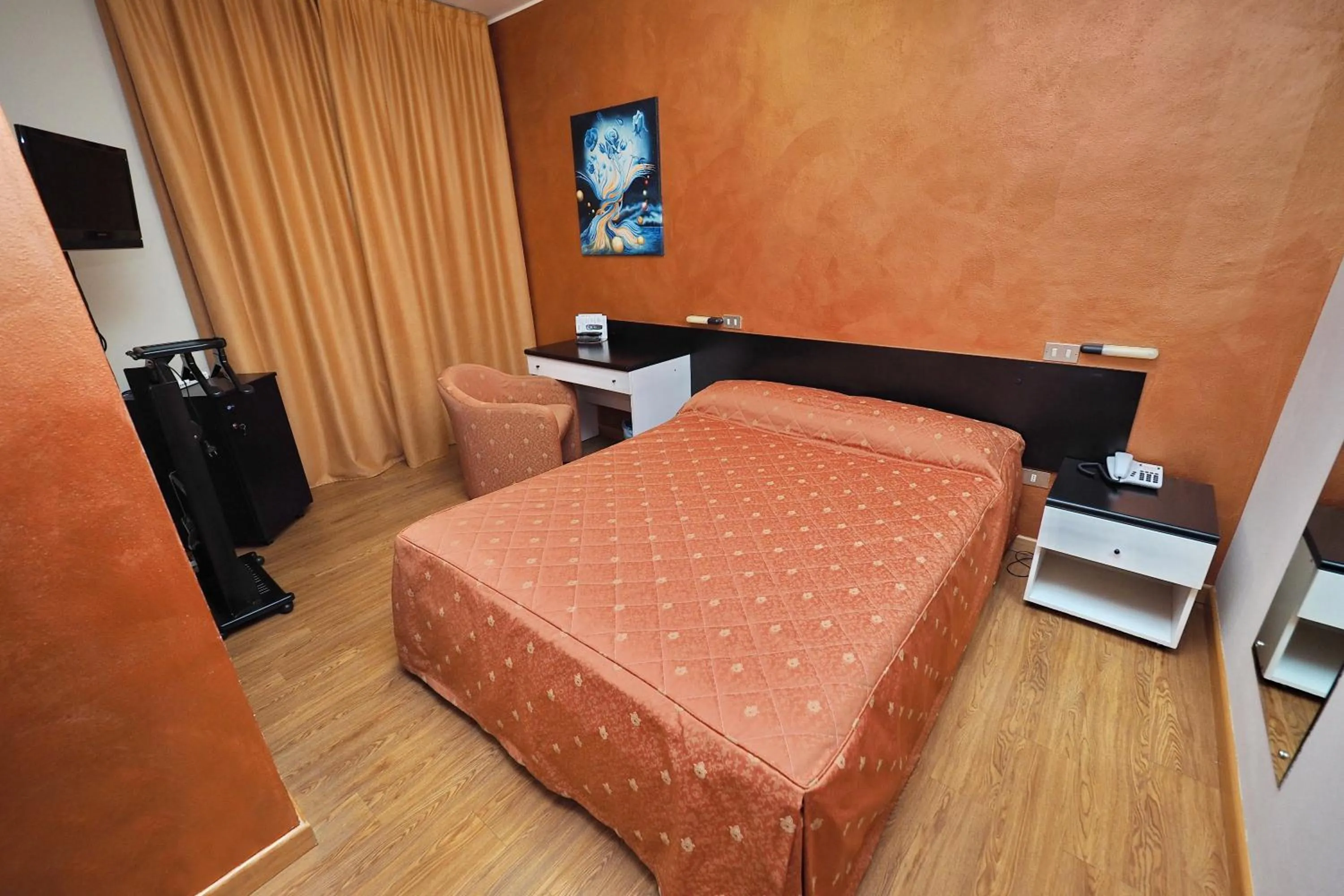 Bedroom, Bed in Hotel Versailles