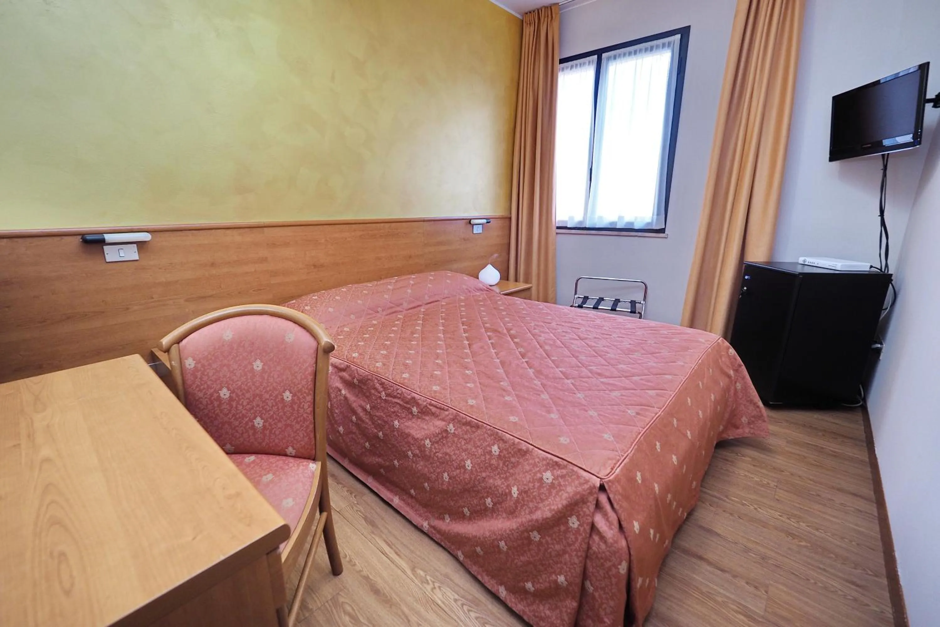 Bedroom, Bed in Hotel Versailles