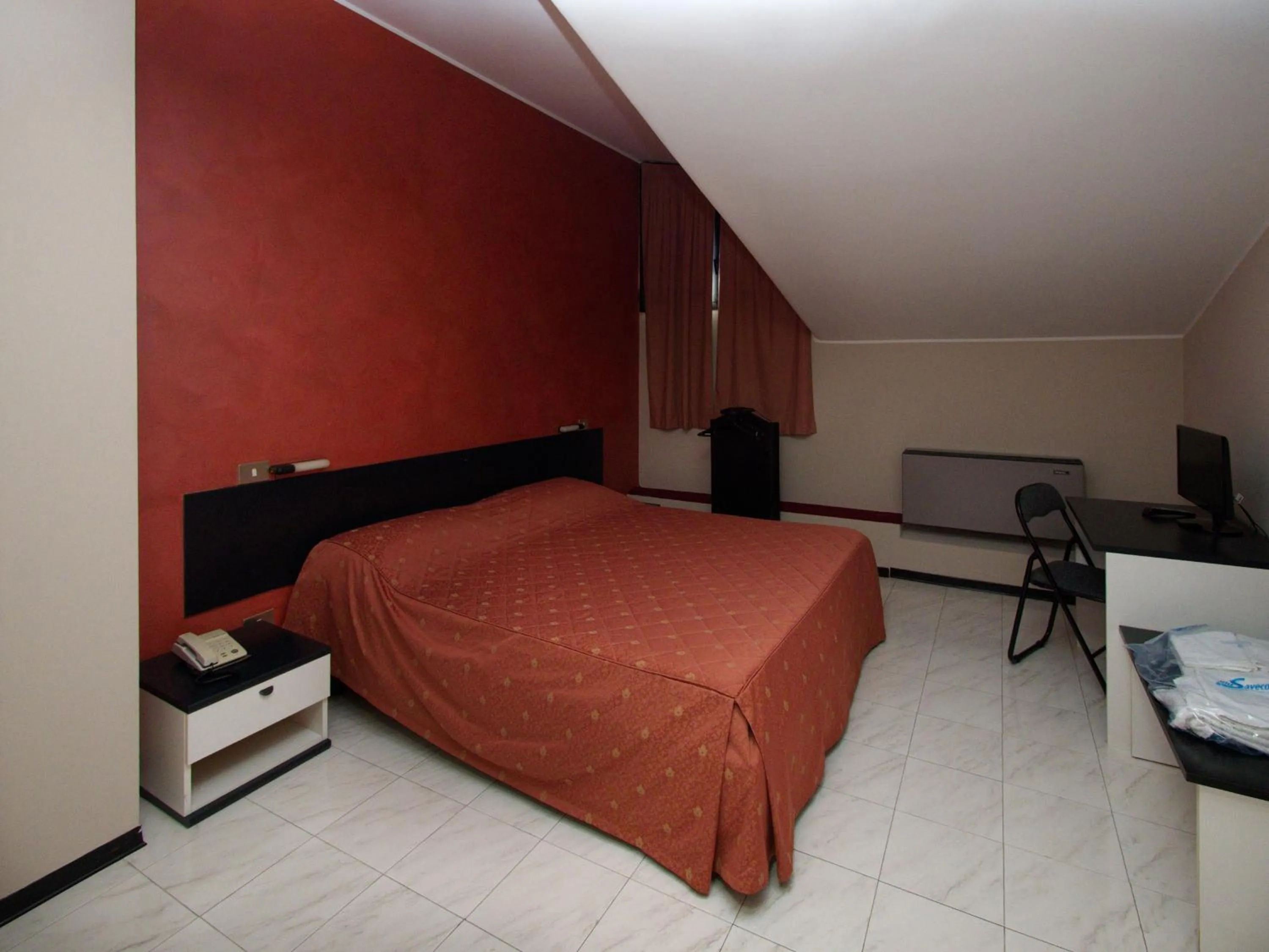 Bedroom, Bed in Hotel Versailles