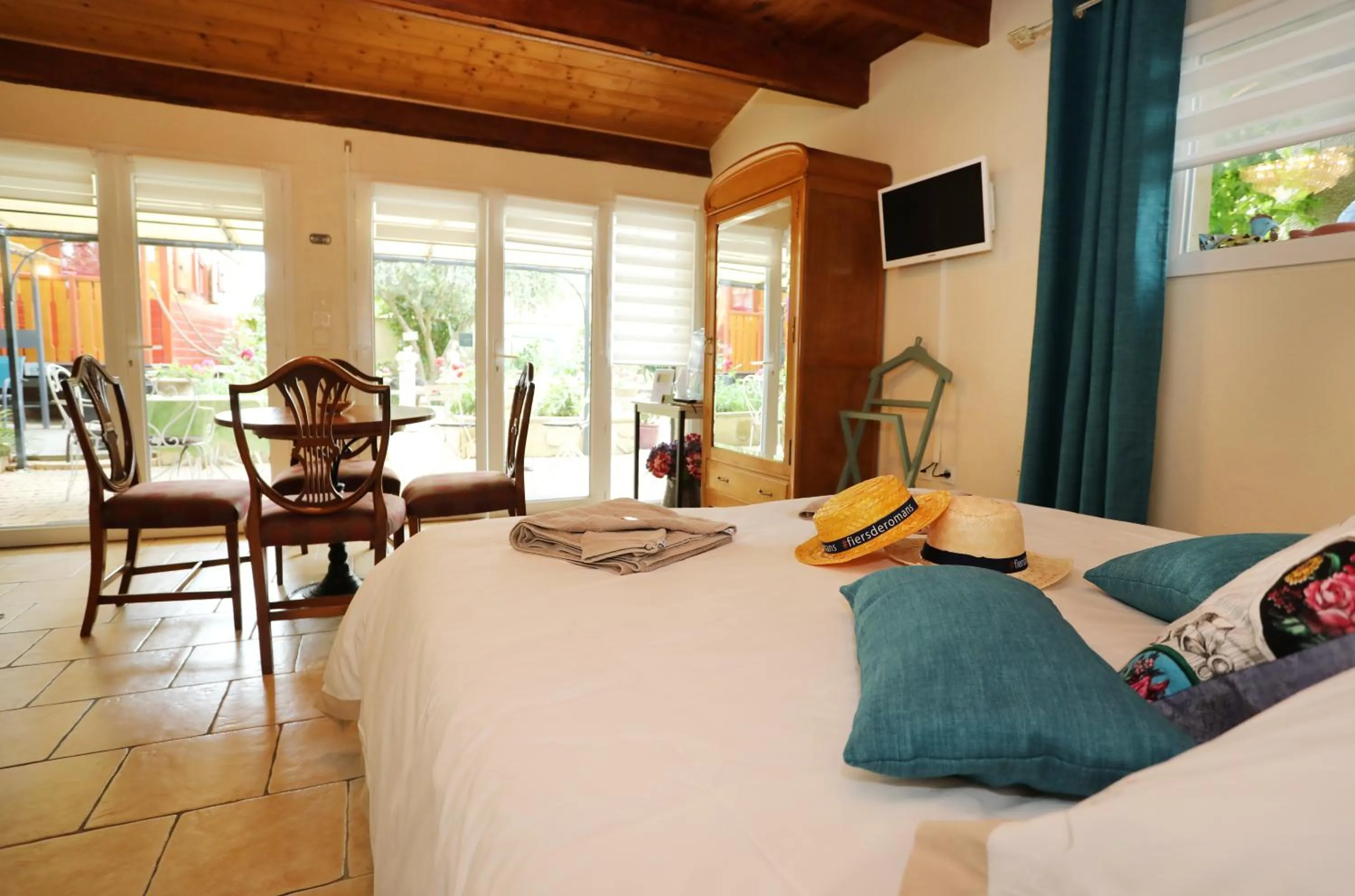 Bedroom, Bed in Maison d'Hôtes et Roulotte" Le 6 Bis"