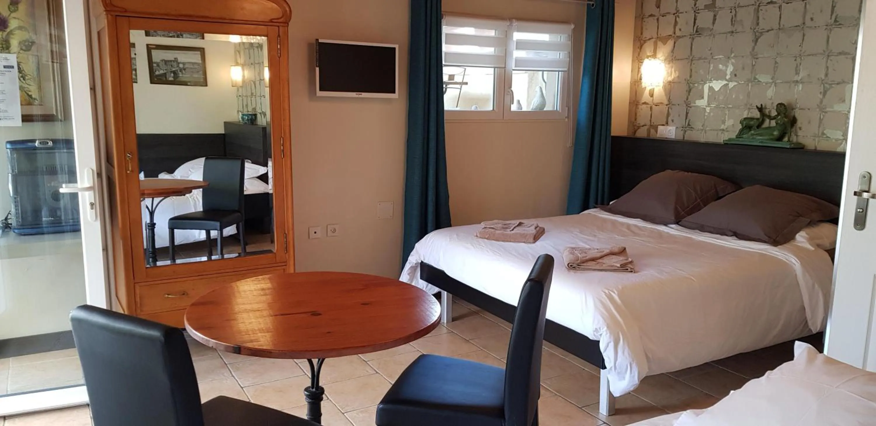 Bedroom, Bed in Maison d'Hôtes et Roulotte" Le 6 Bis"