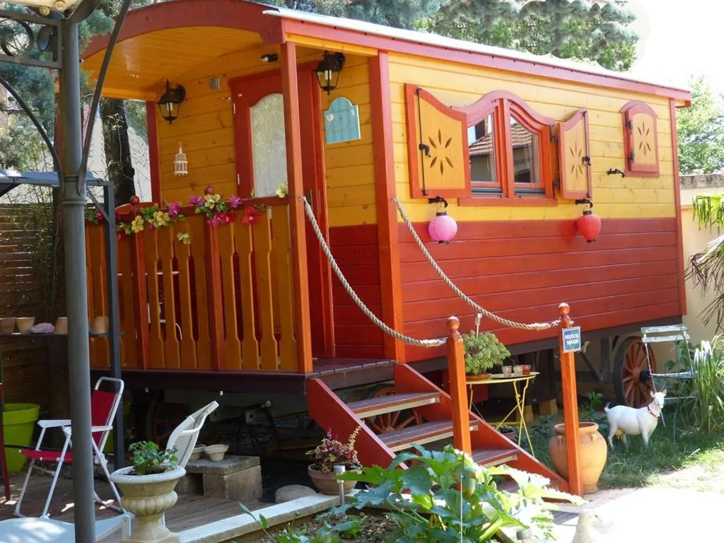 Property building in Maison d'Hôtes et Roulotte" Le 6 Bis"