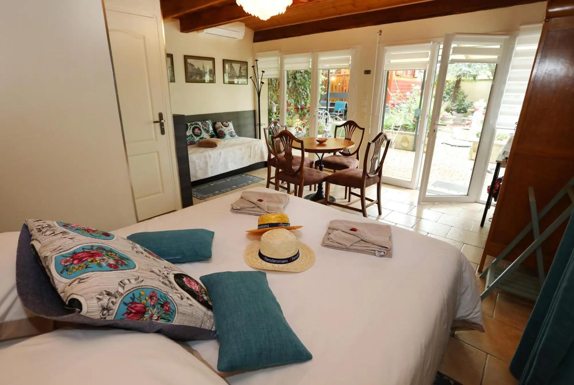 Bedroom, Bed in Maison d'Hôtes et Roulotte" Le 6 Bis"