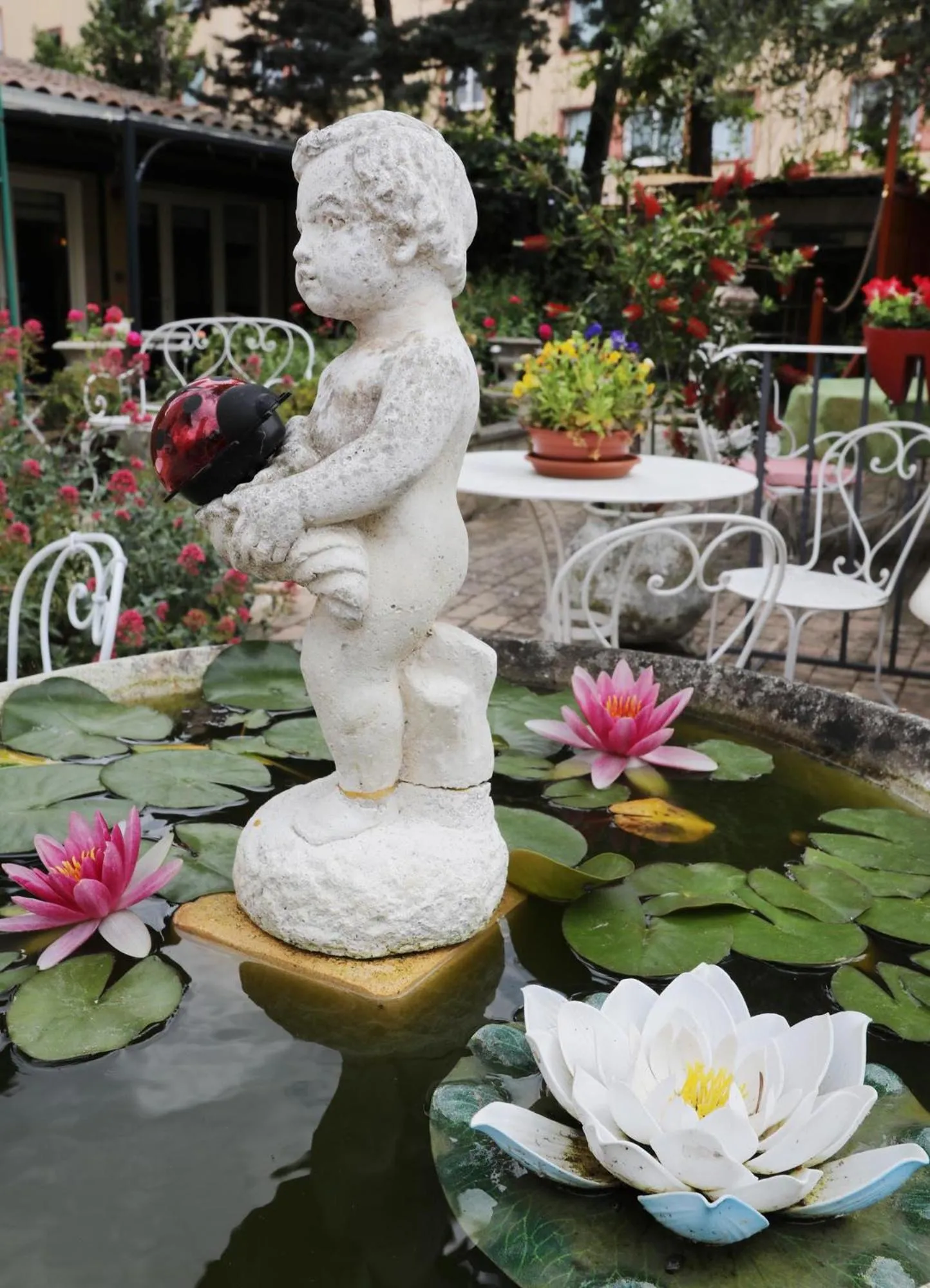 Property building in Maison d'Hôtes et Roulotte" Le 6 Bis"