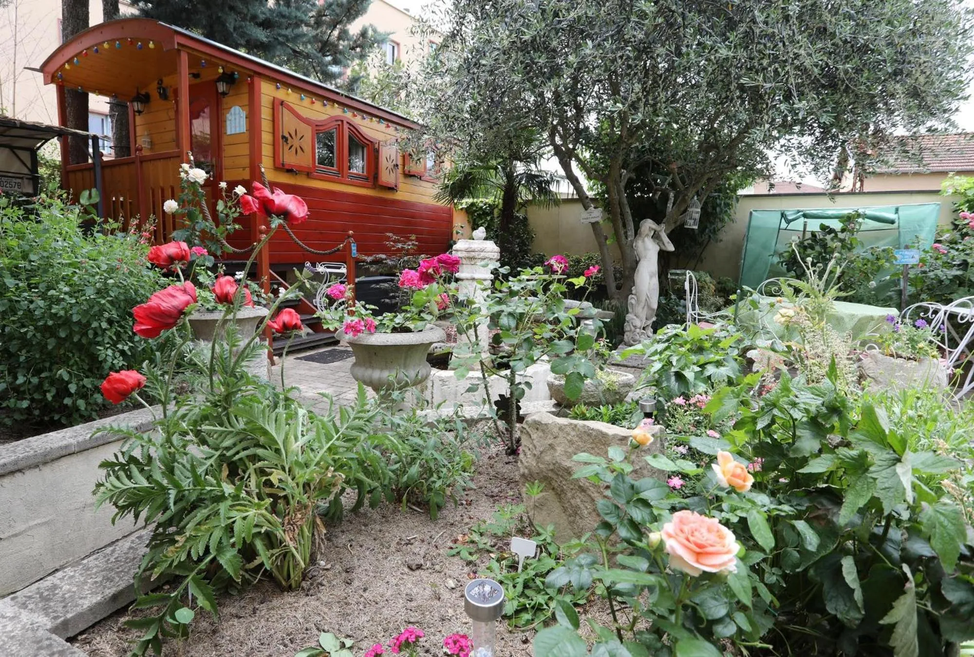 Property building in Maison d'Hôtes et Roulotte" Le 6 Bis"