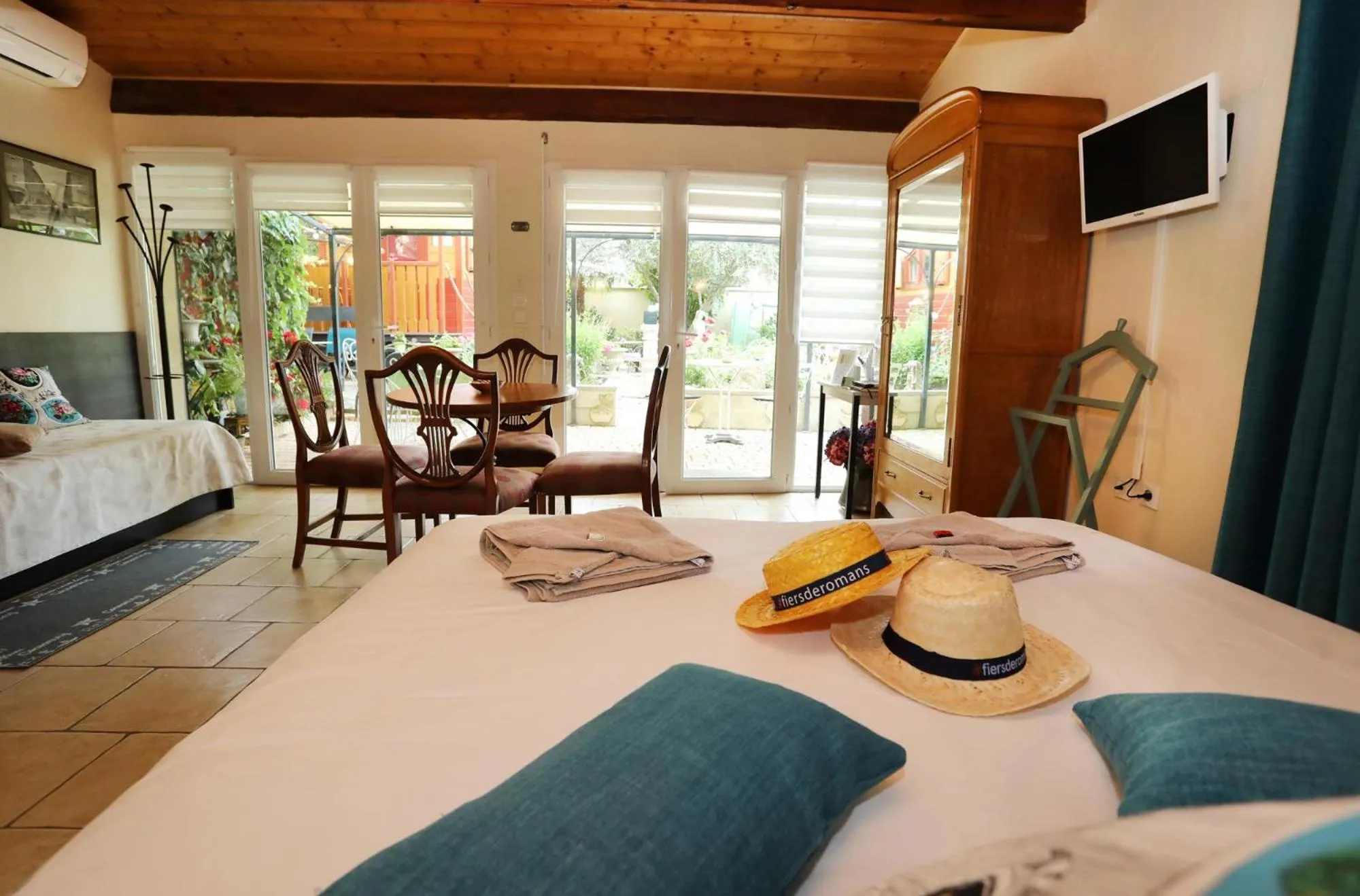 Bedroom, Bed in Maison d'Hôtes et Roulotte" Le 6 Bis"