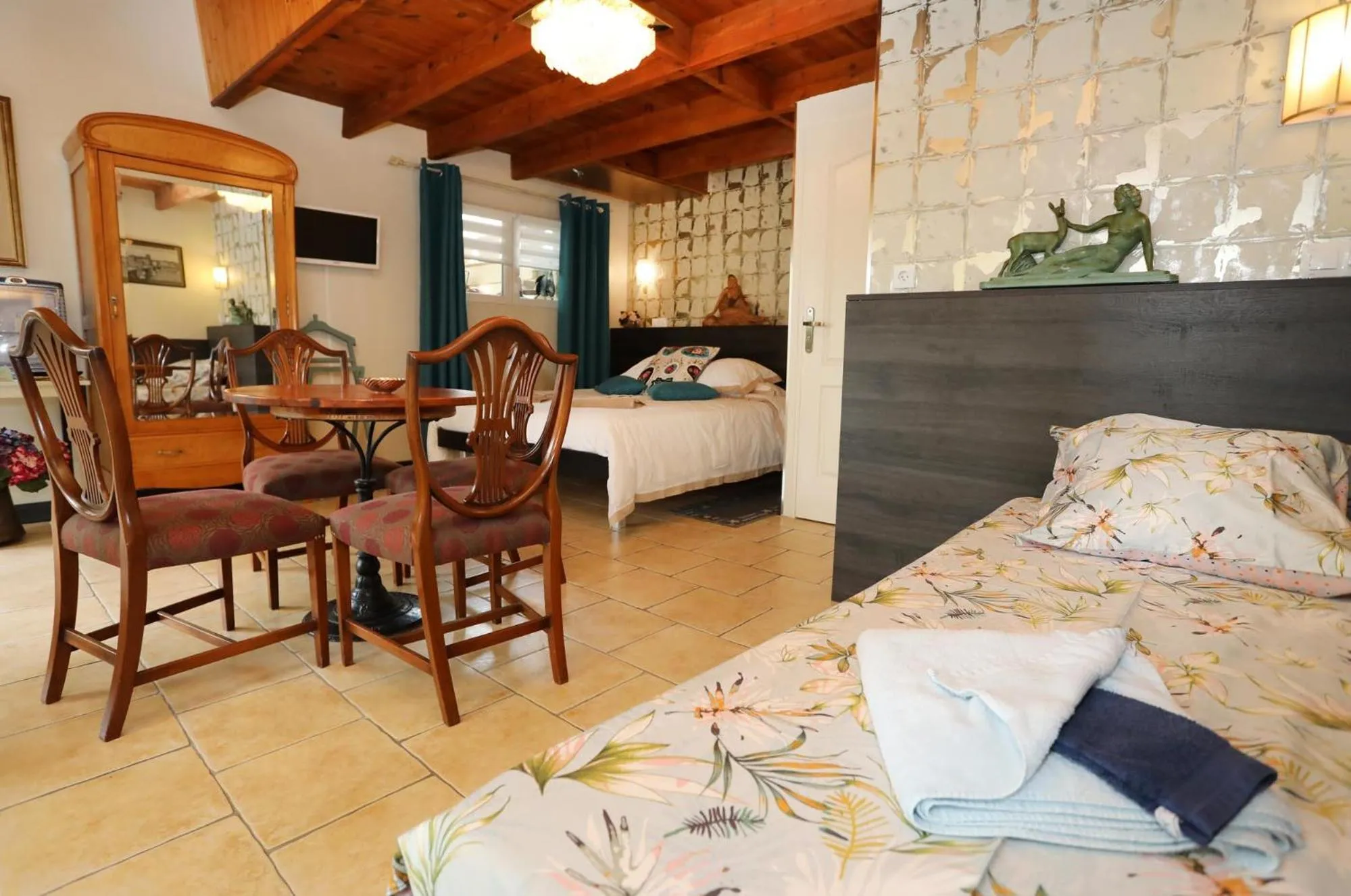 Photo of the whole room, Bed in Maison d'Hôtes et Roulotte" Le 6 Bis"