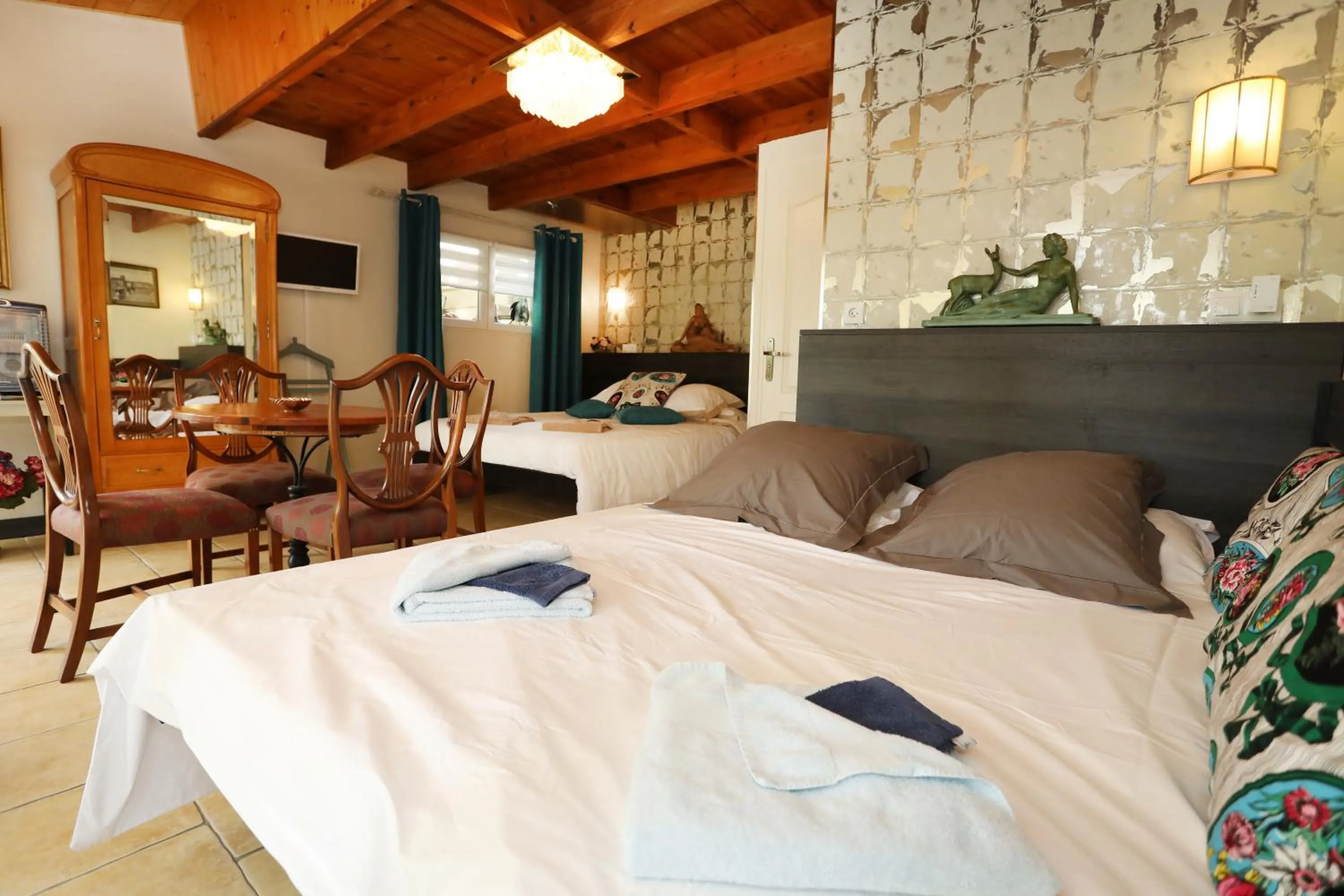 Bedroom, Bed in Maison d'Hôtes et Roulotte" Le 6 Bis"