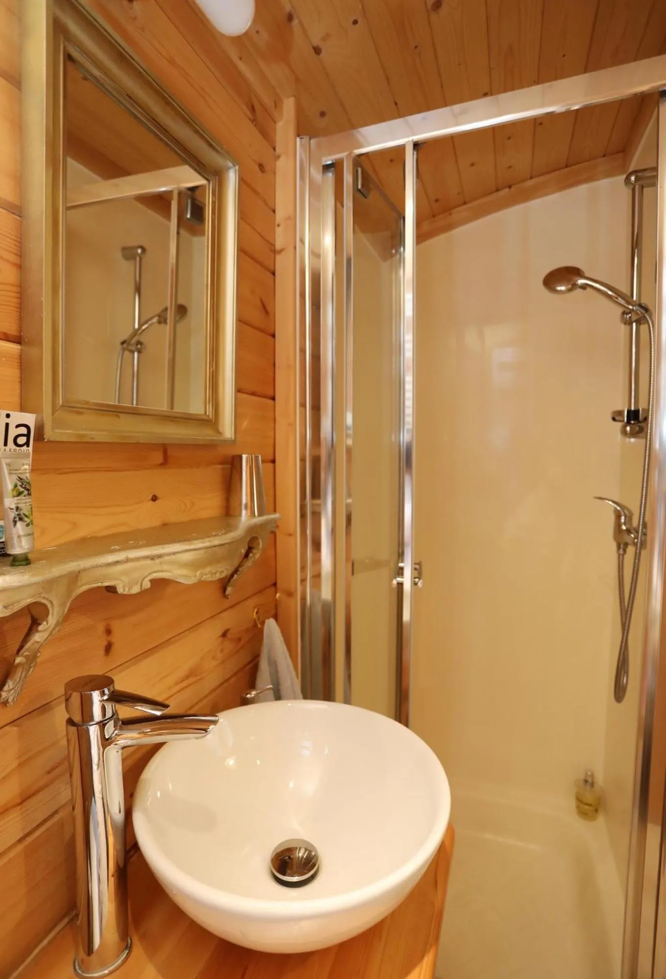 Bathroom in Maison d'Hôtes et Roulotte" Le 6 Bis"