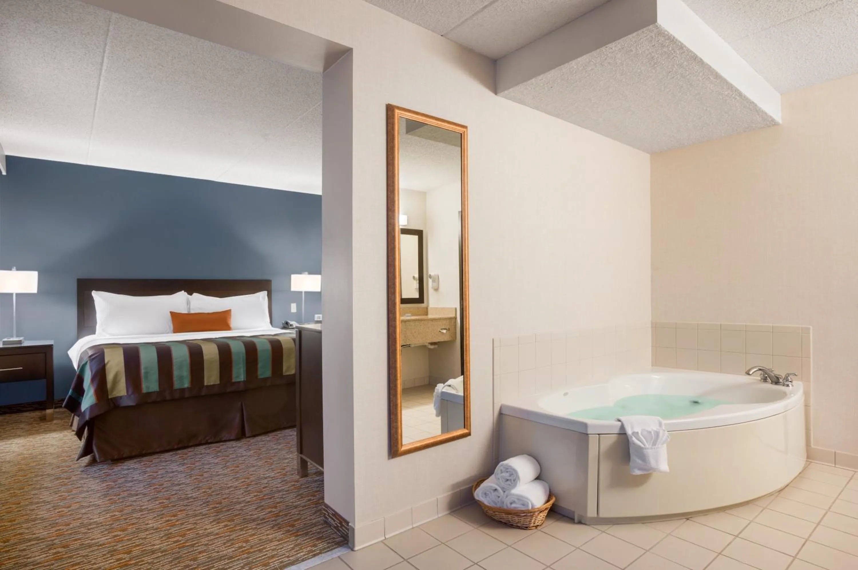 Hot Tub, Bed in Wingate by Wyndham Sylvania-Toledo