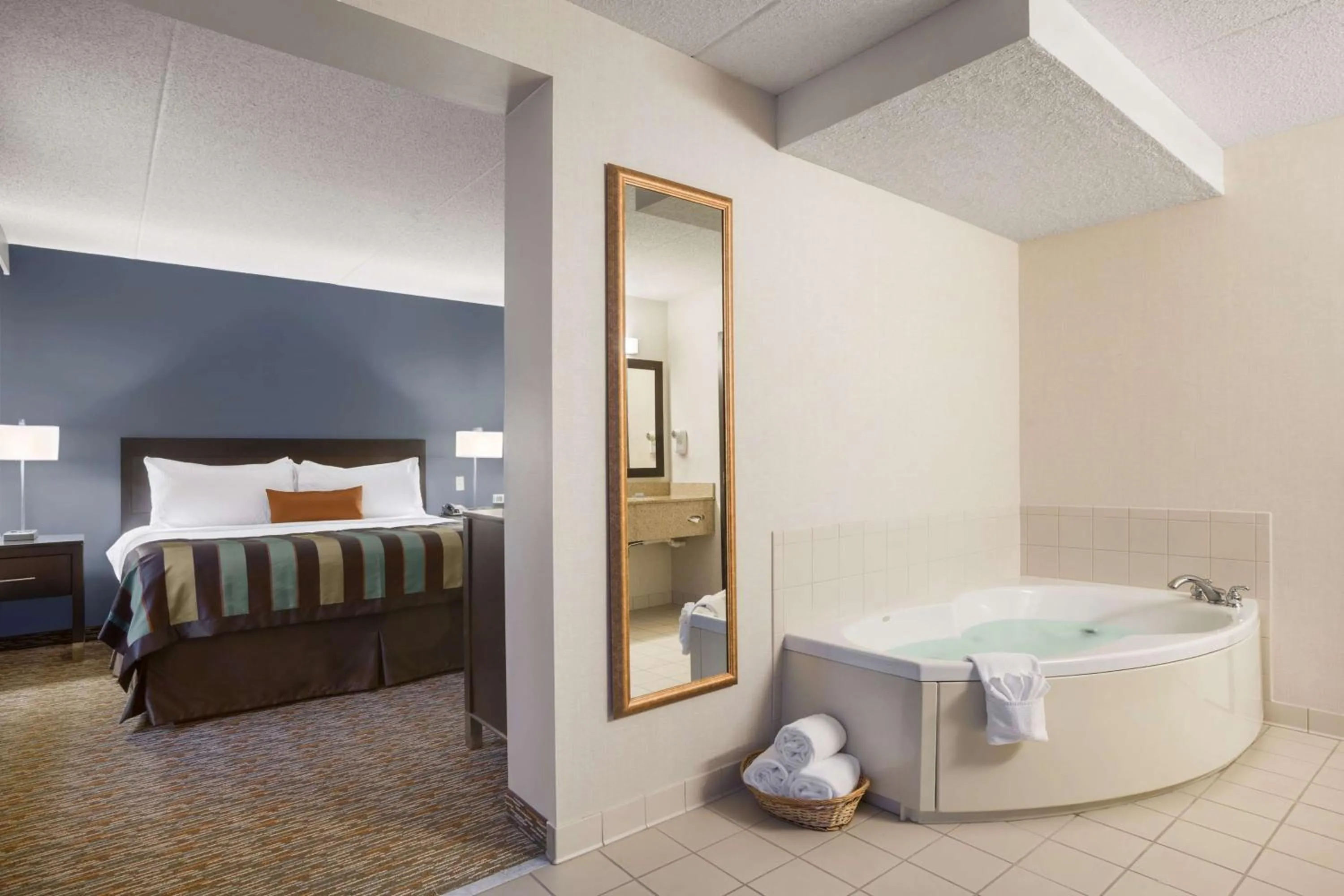 Photo of the whole room, Bed in Wingate by Wyndham Sylvania-Toledo