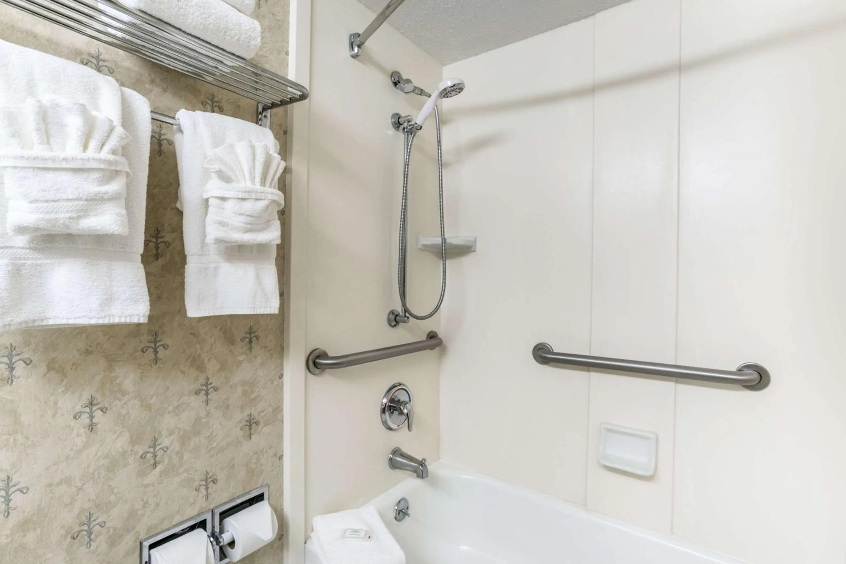 Bedroom in Clarion Hotel BWI Airport Arundel Mills