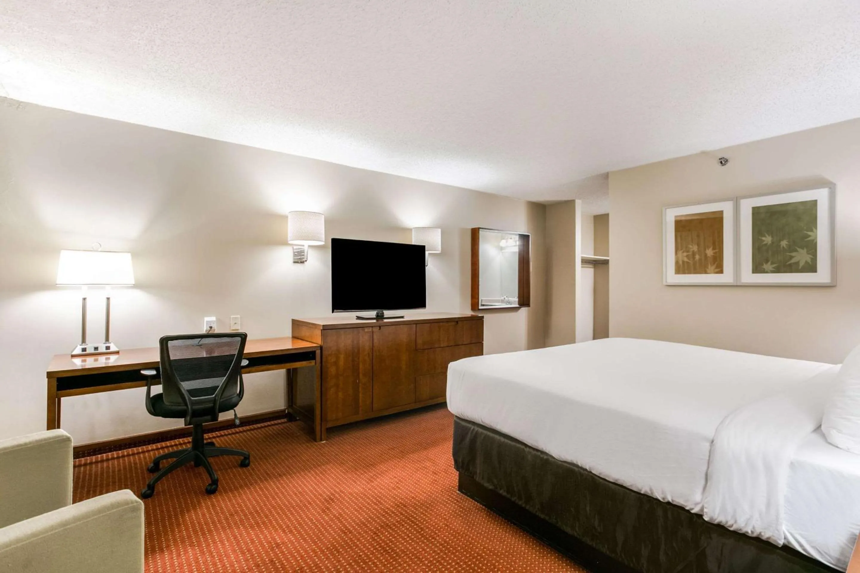 Bedroom, Bed in Clarion Hotel BWI Airport Arundel Mills