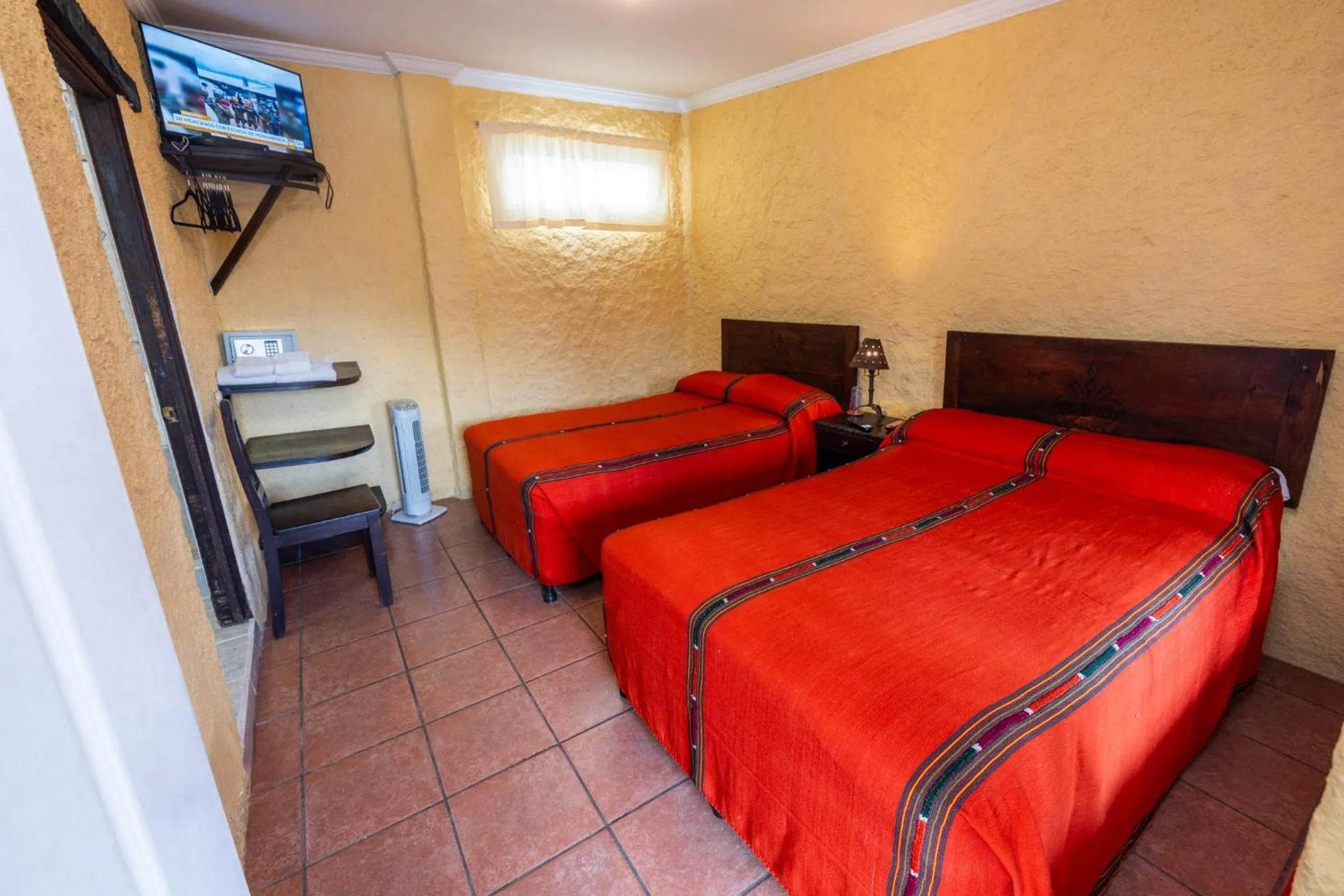 Shower, Bed in Hotel La Sin Ventura