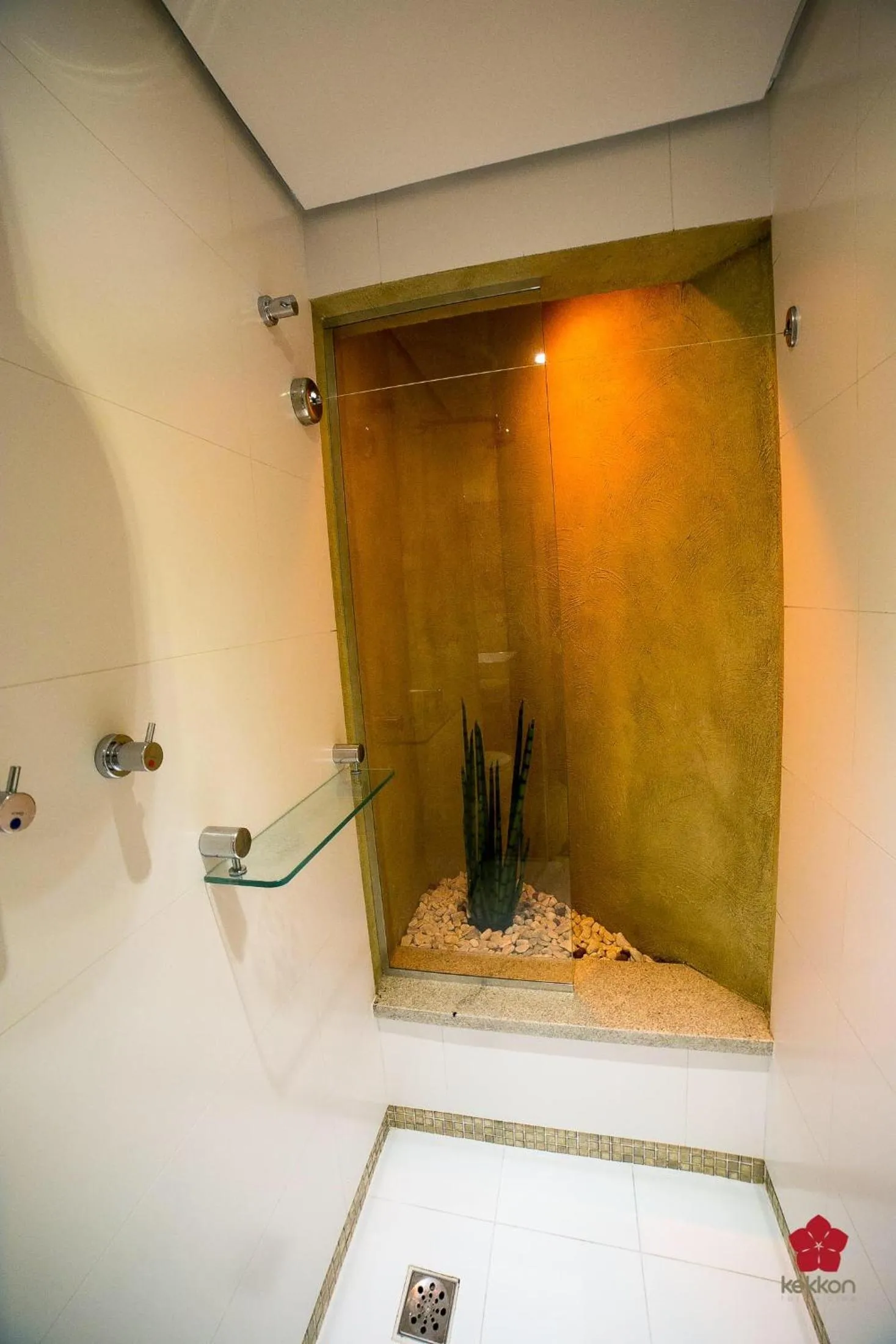 Shower in Abayomi Hotel