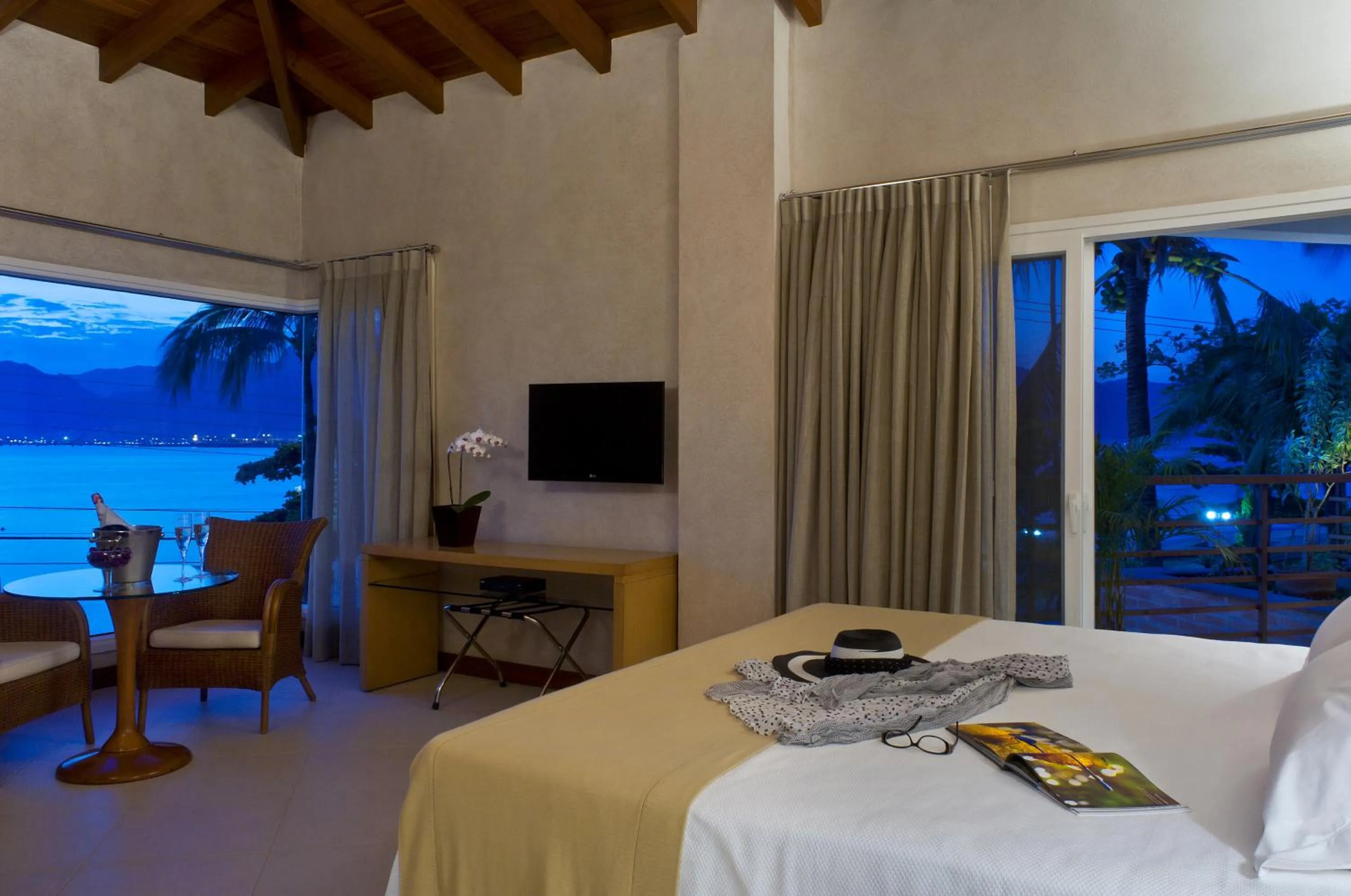 Photo of the whole room, Bed in Abayomi Hotel