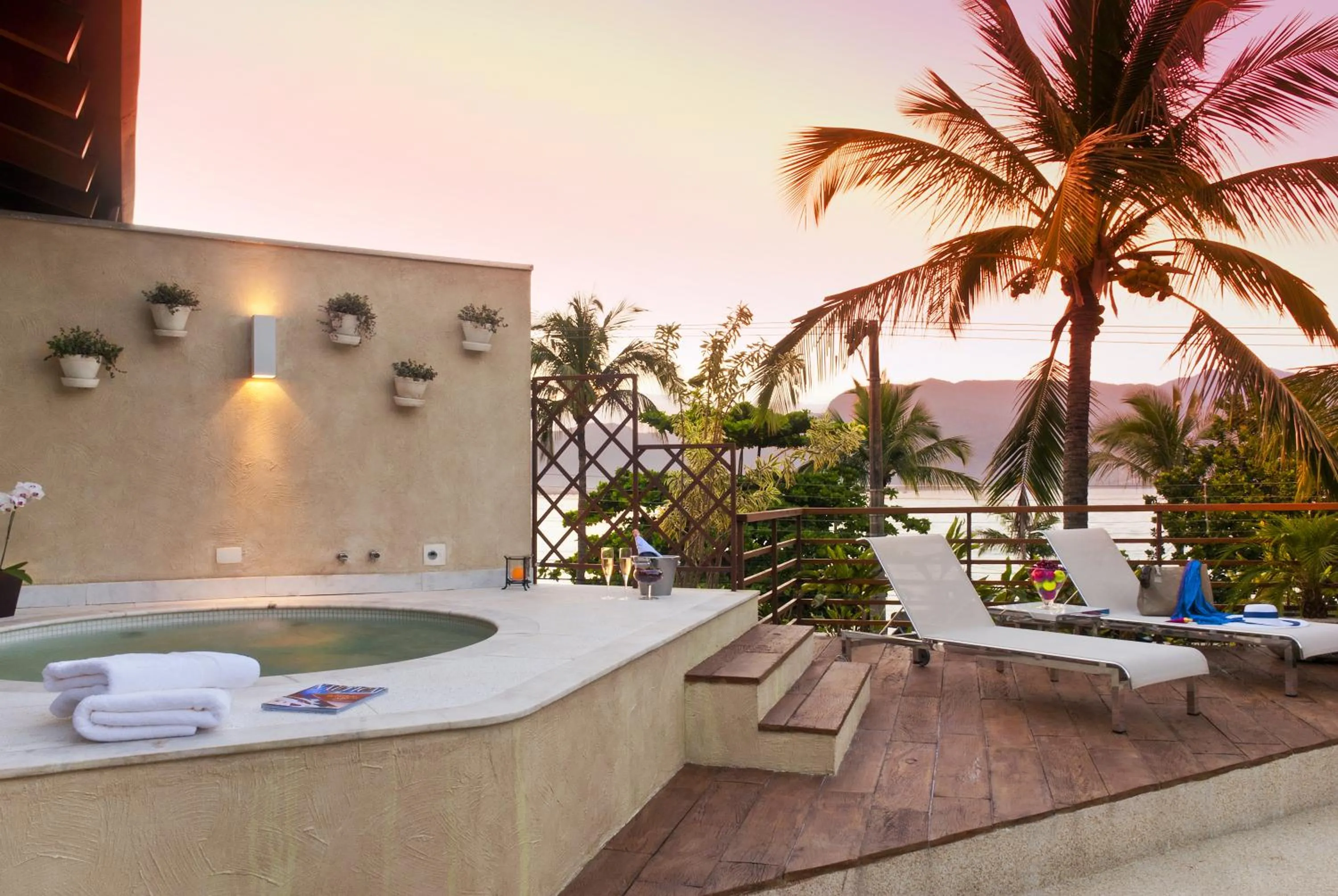 Swimming pool in Abayomi Hotel