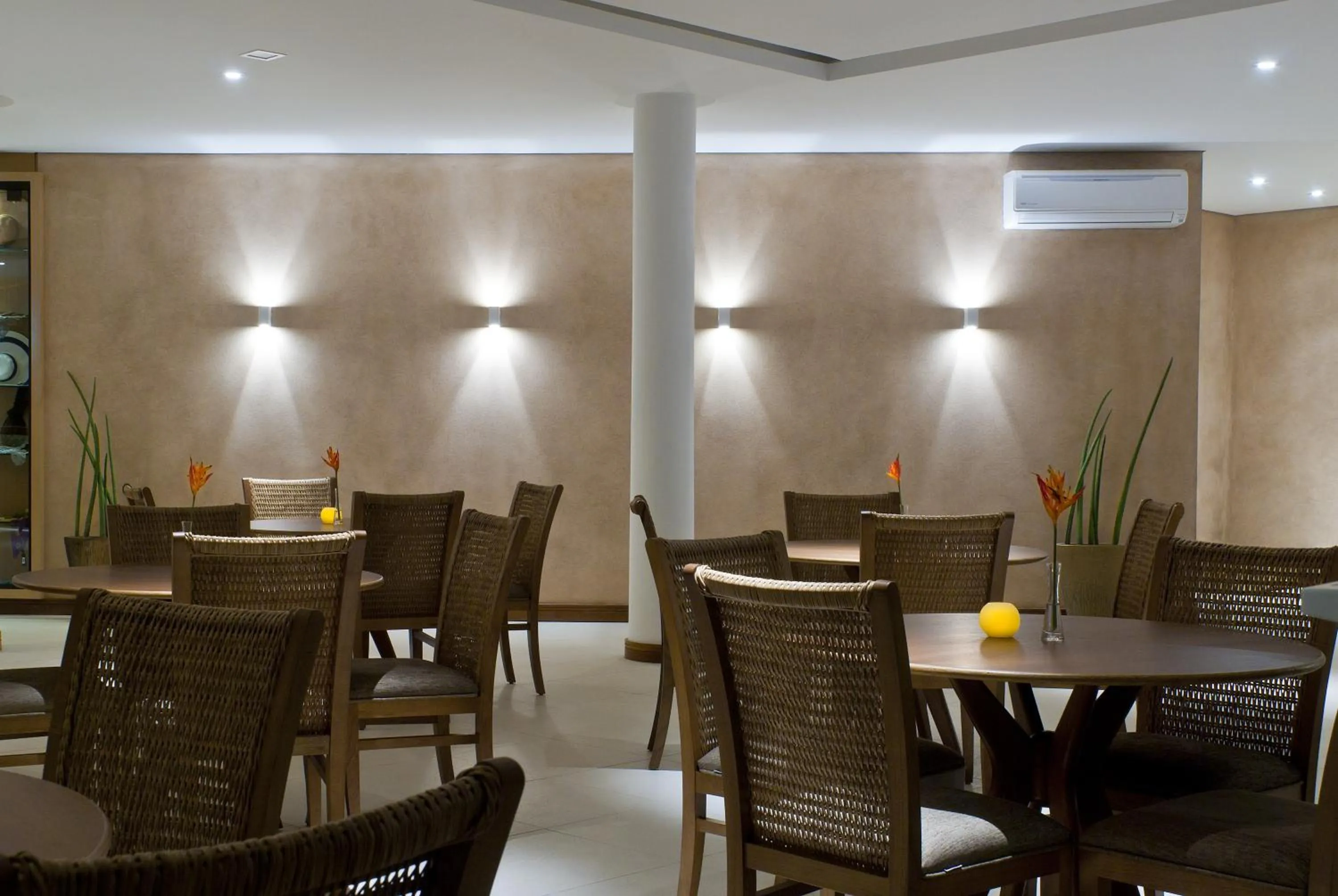 Restaurant/places to eat in Abayomi Hotel