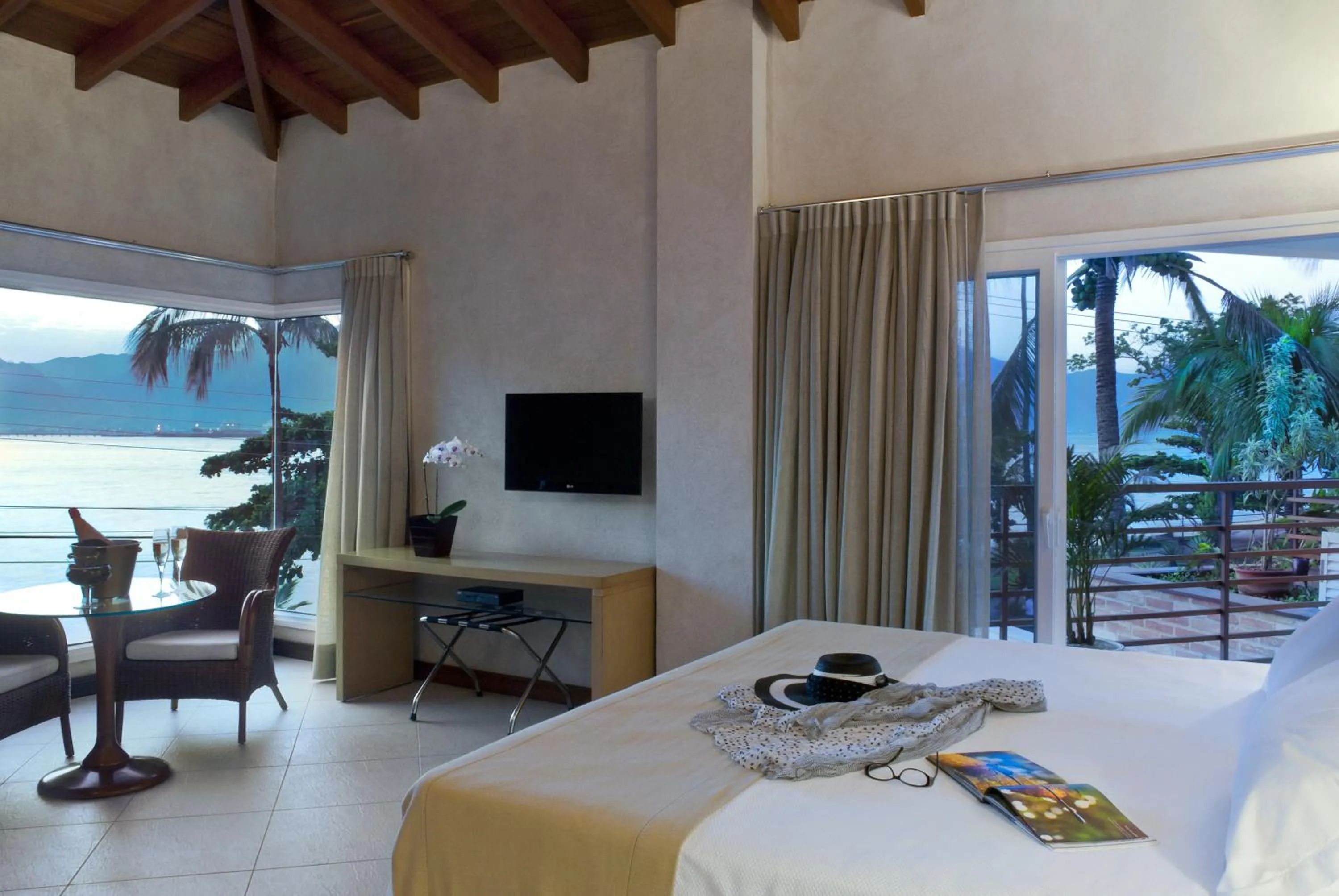 Photo of the whole room, Bed in Abayomi Hotel