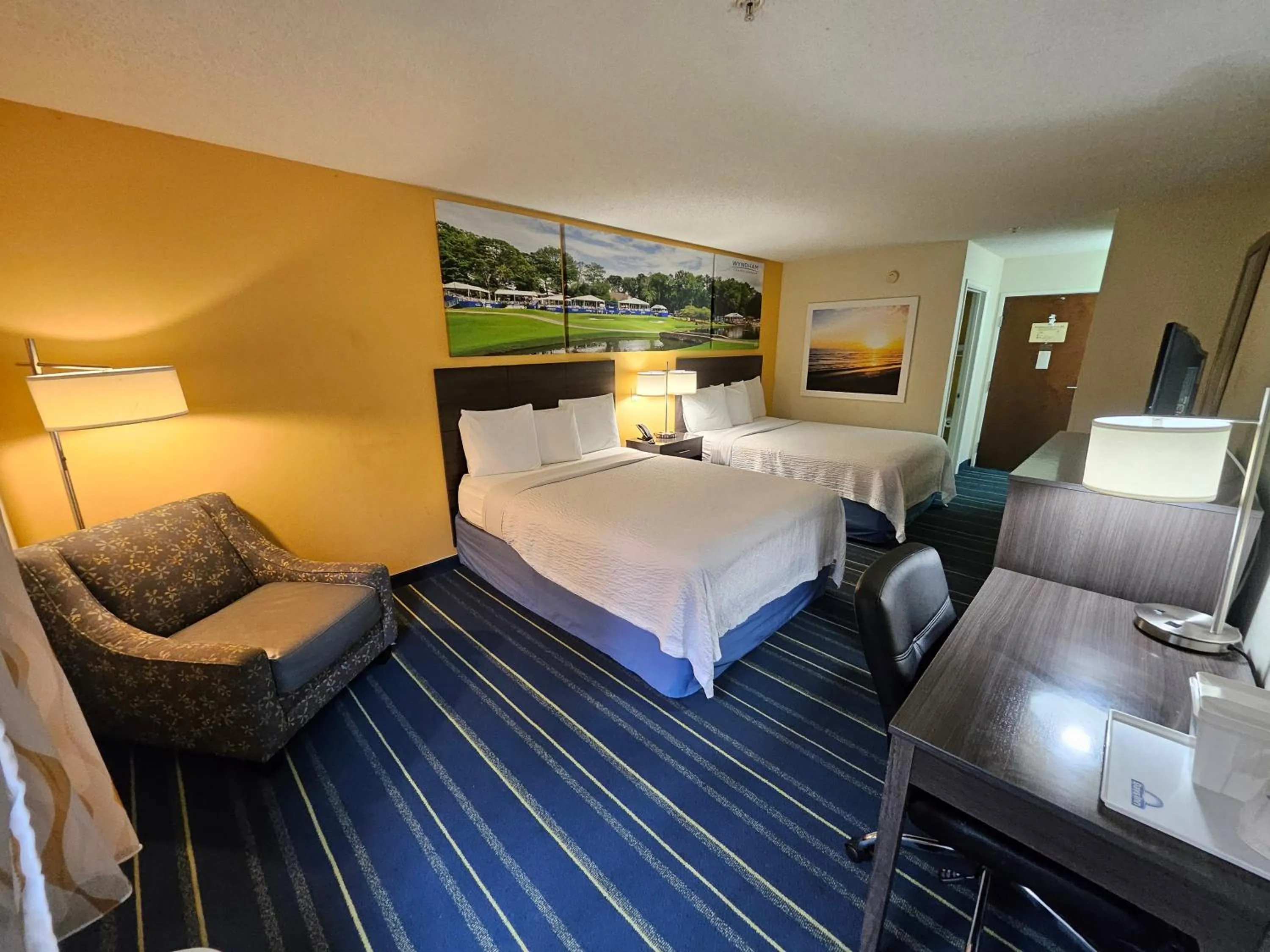 Bed in Days Inn by Wyndham Burlington East