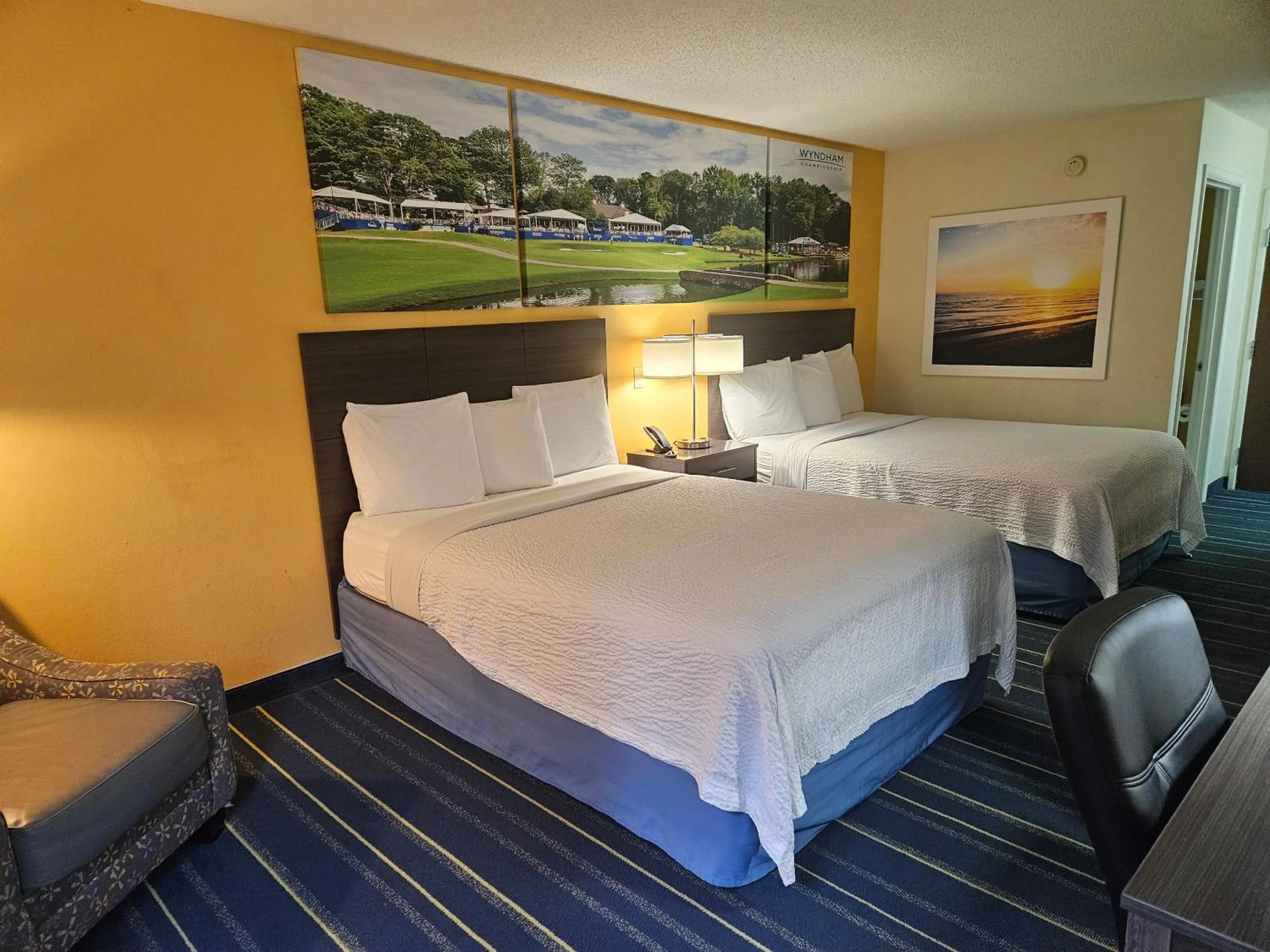 Bed in Days Inn by Wyndham Burlington East