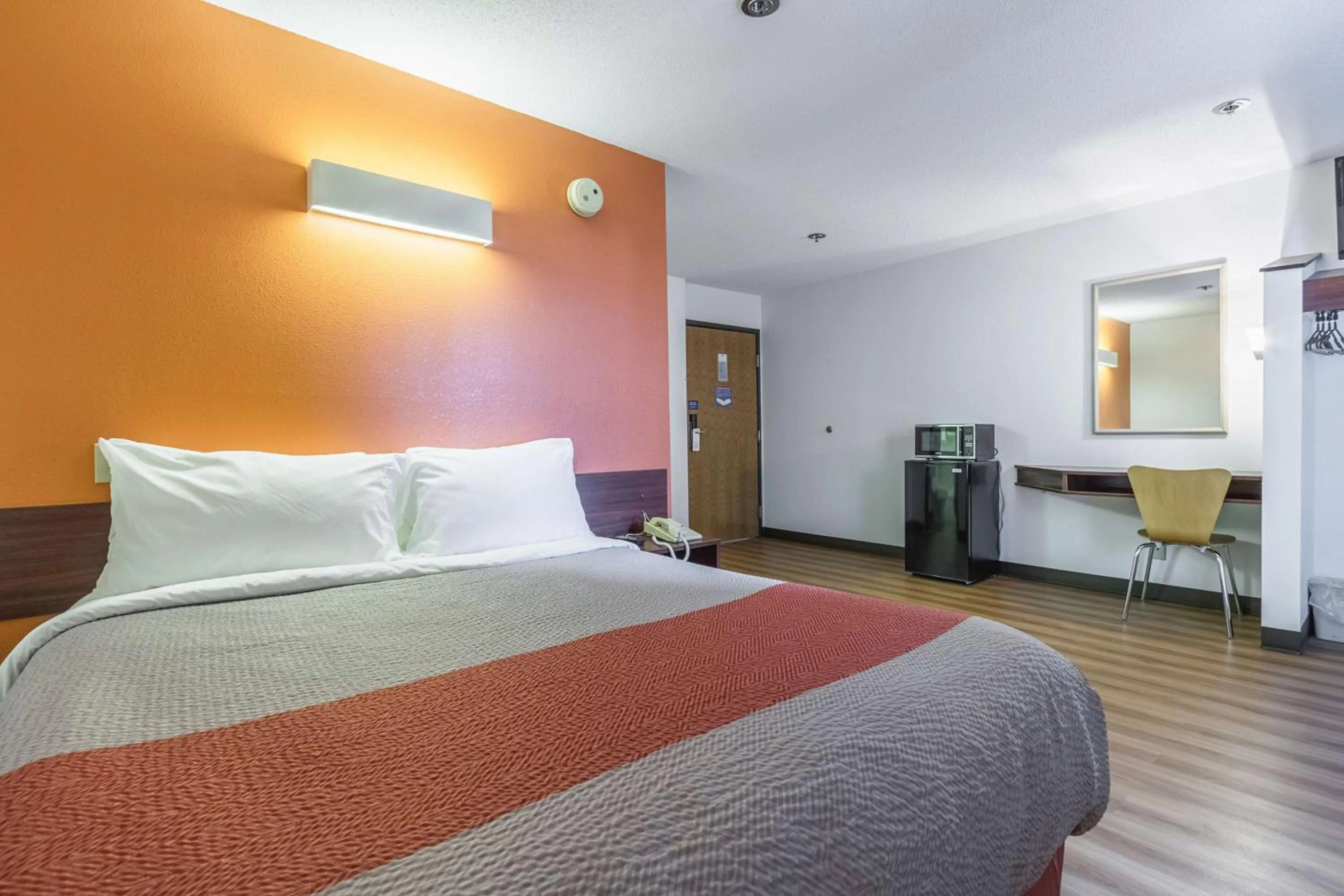 Photo of the whole room, Bed in Motel 6-Streetsboro, OH