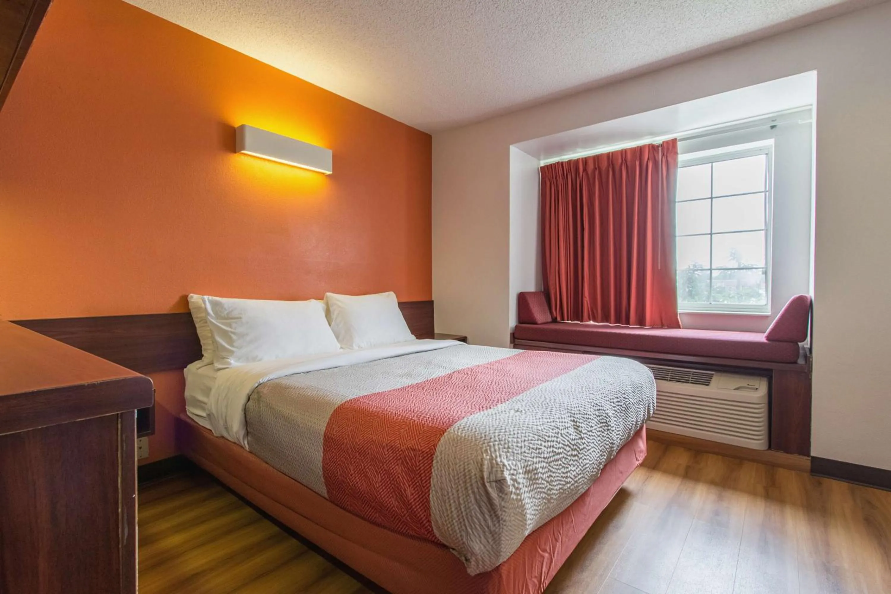 Photo of the whole room, Bed in Motel 6-Streetsboro, OH