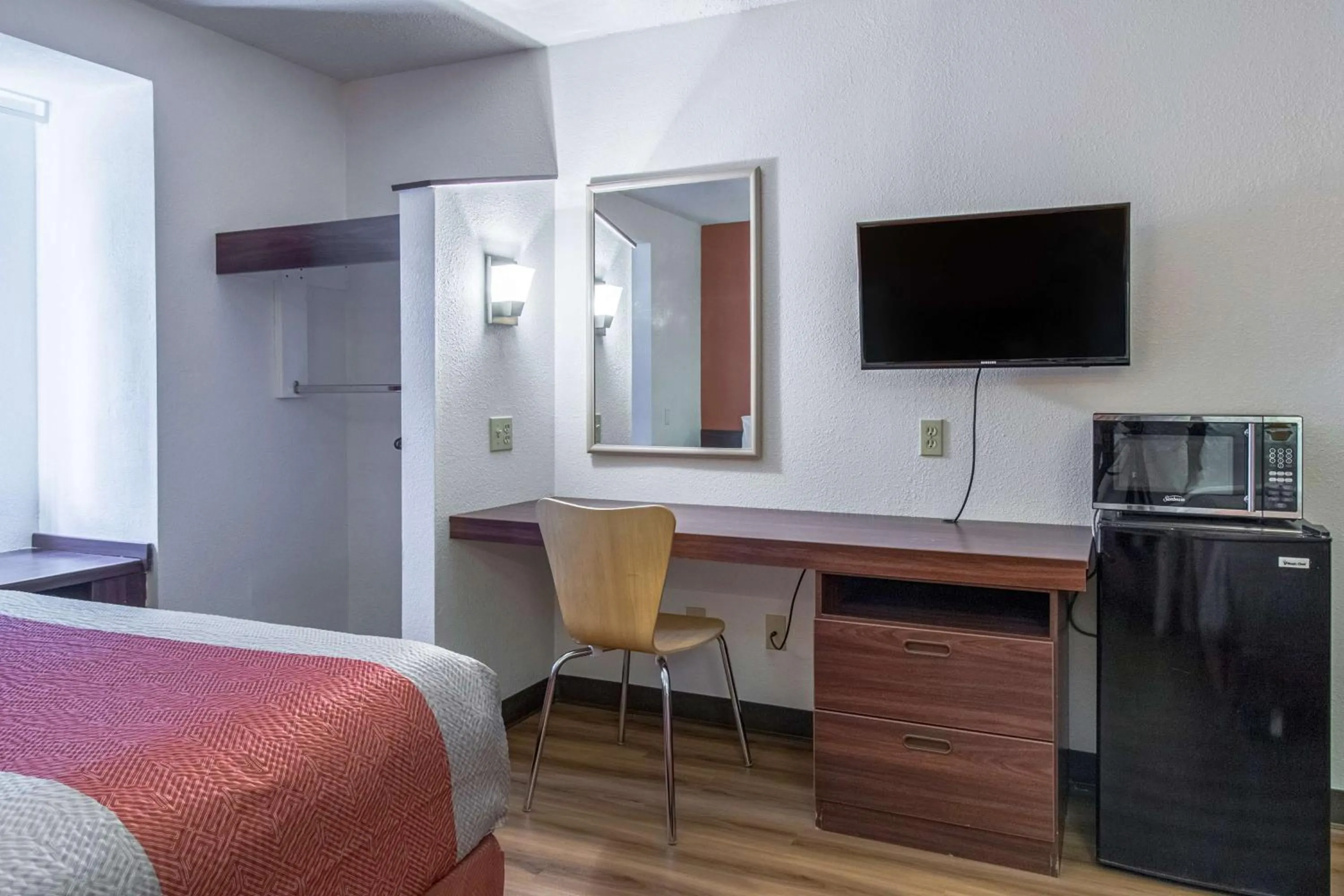 Photo of the whole room, Bed in Motel 6-Streetsboro, OH