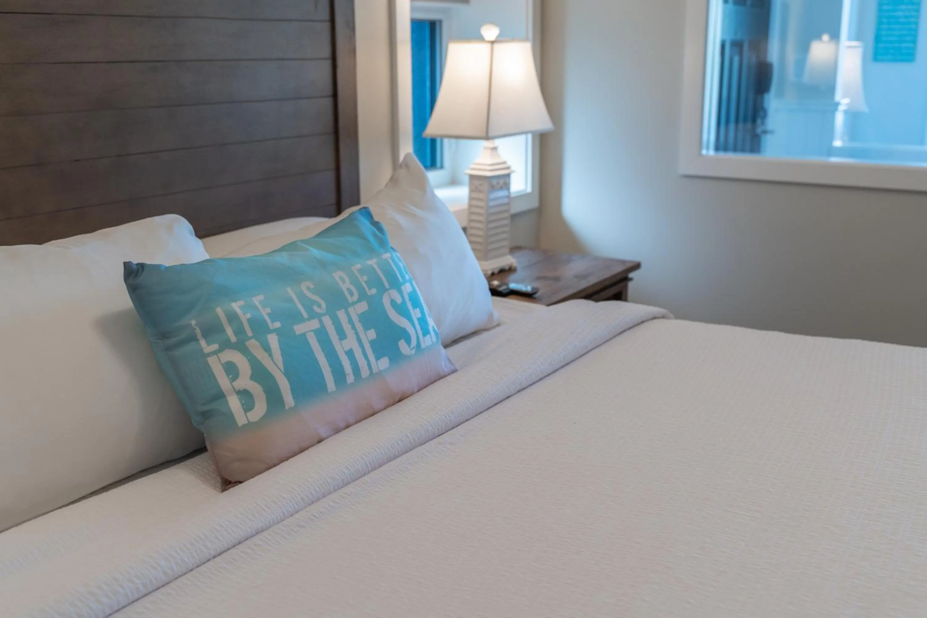 Bed in SookePoint Ocean Cottage Resort