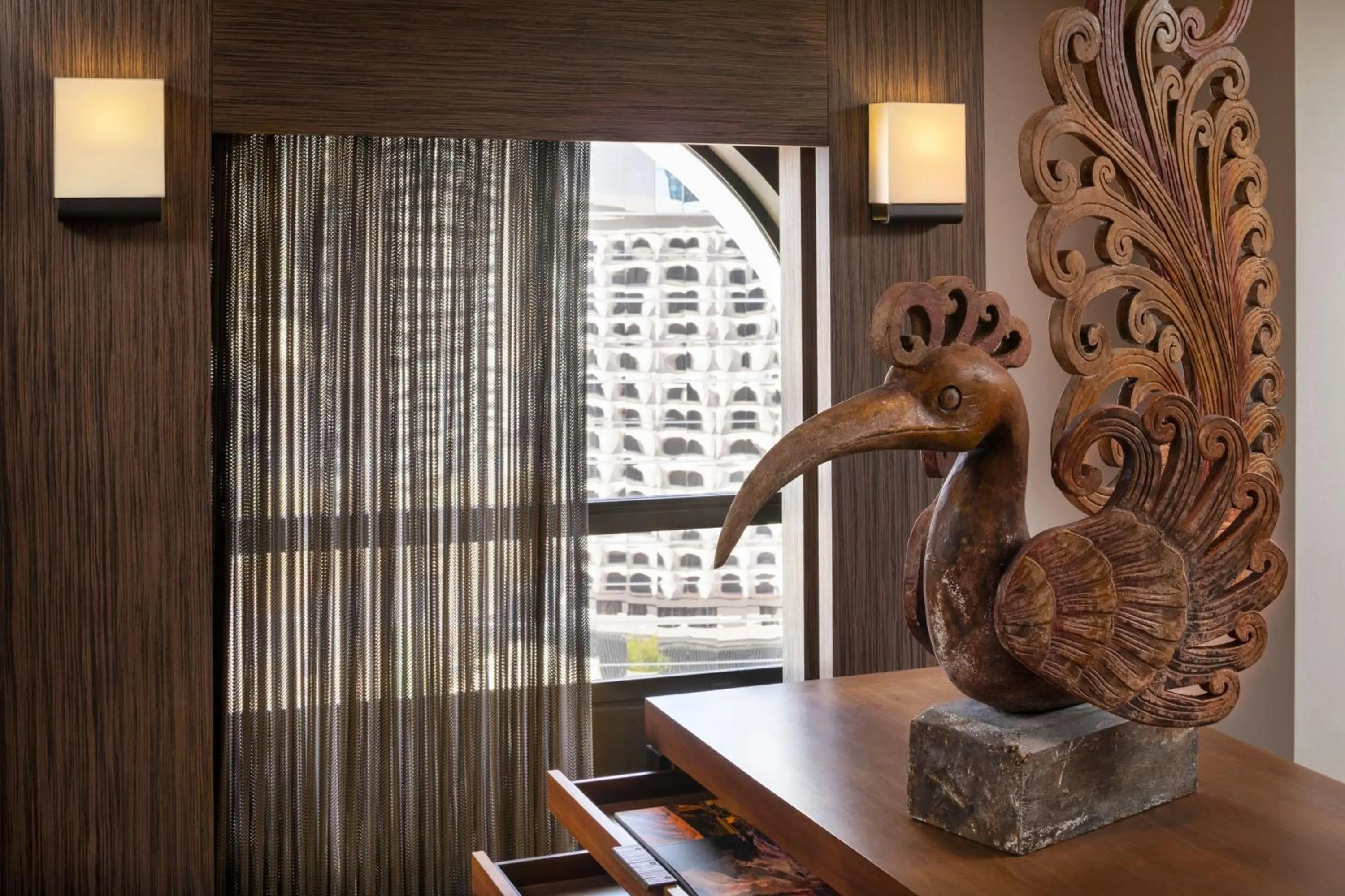 Lounge or bar in Renaissance Phoenix Downtown Hotel