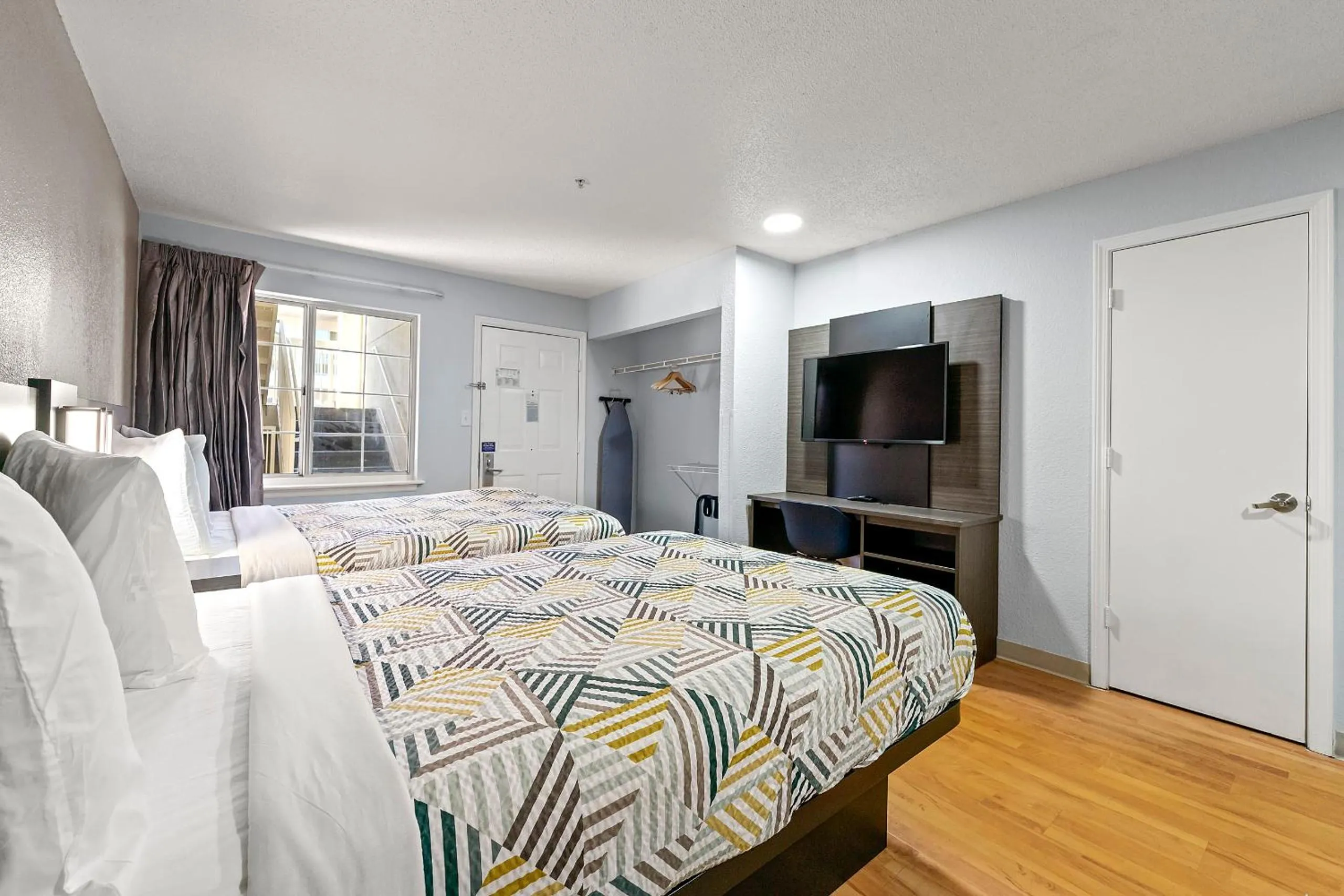 Bed in Motel 6 Duluth, Ga - Atlanta - Gwinnett Place