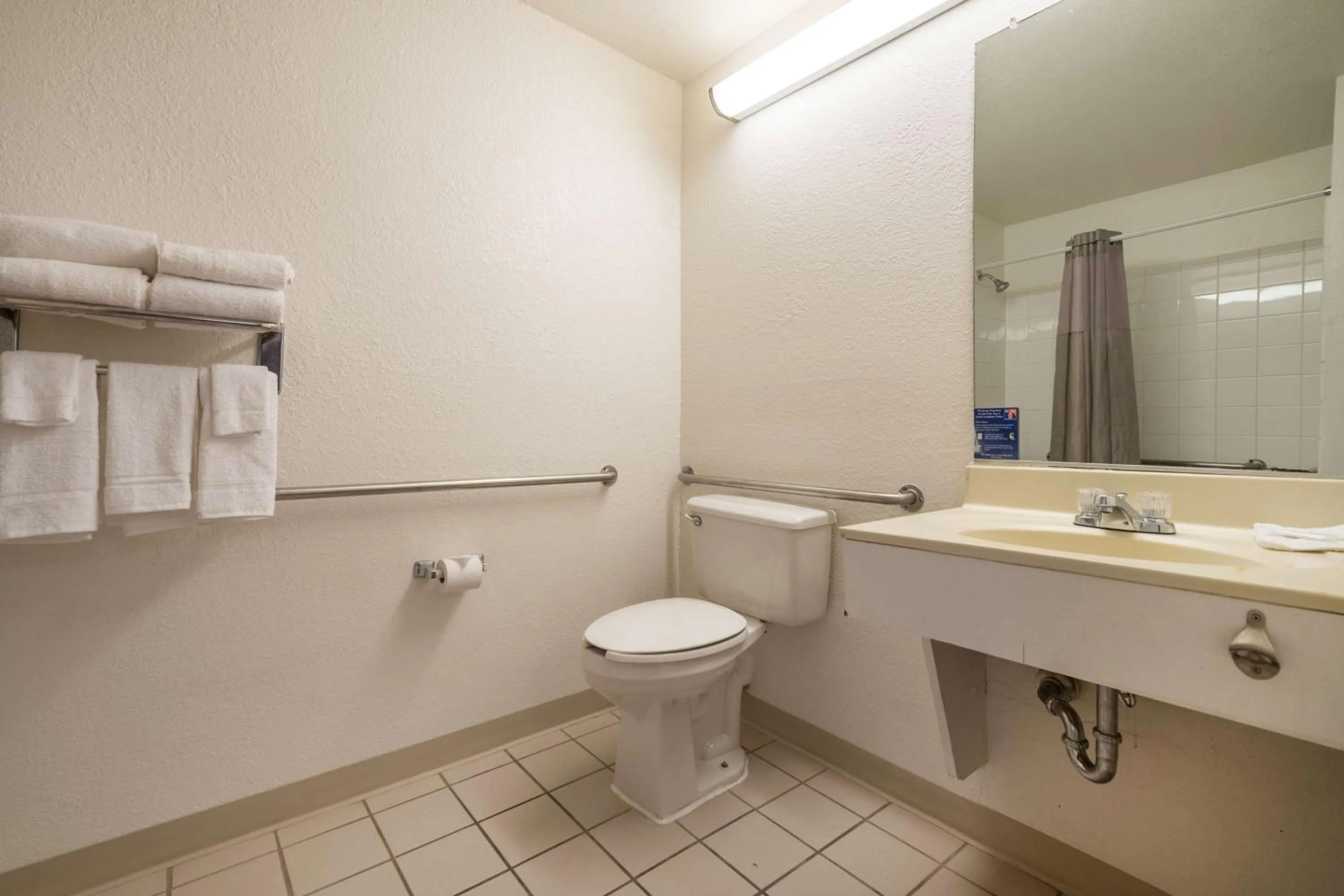 Bathroom in Motel 6 Duluth, Ga - Atlanta - Gwinnett Place