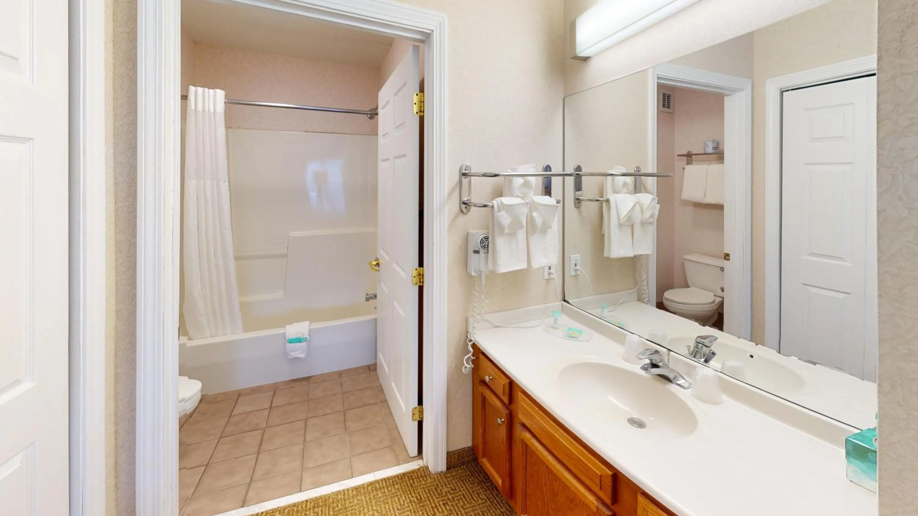 Bathroom in Smart Suites, an Ascend Collection Hotel
