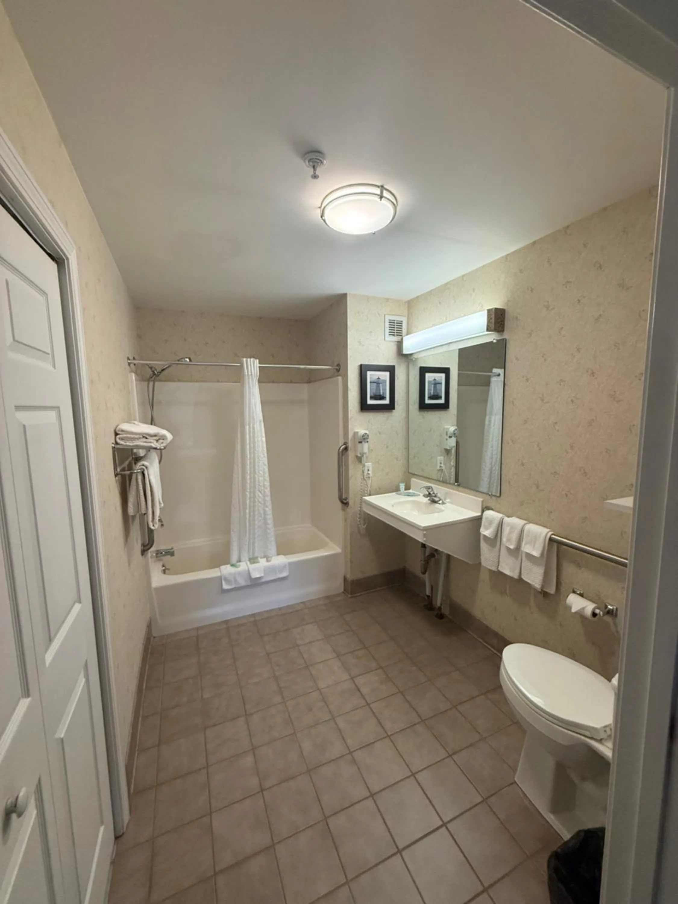 Bathroom in Smart Suites, an Ascend Collection Hotel