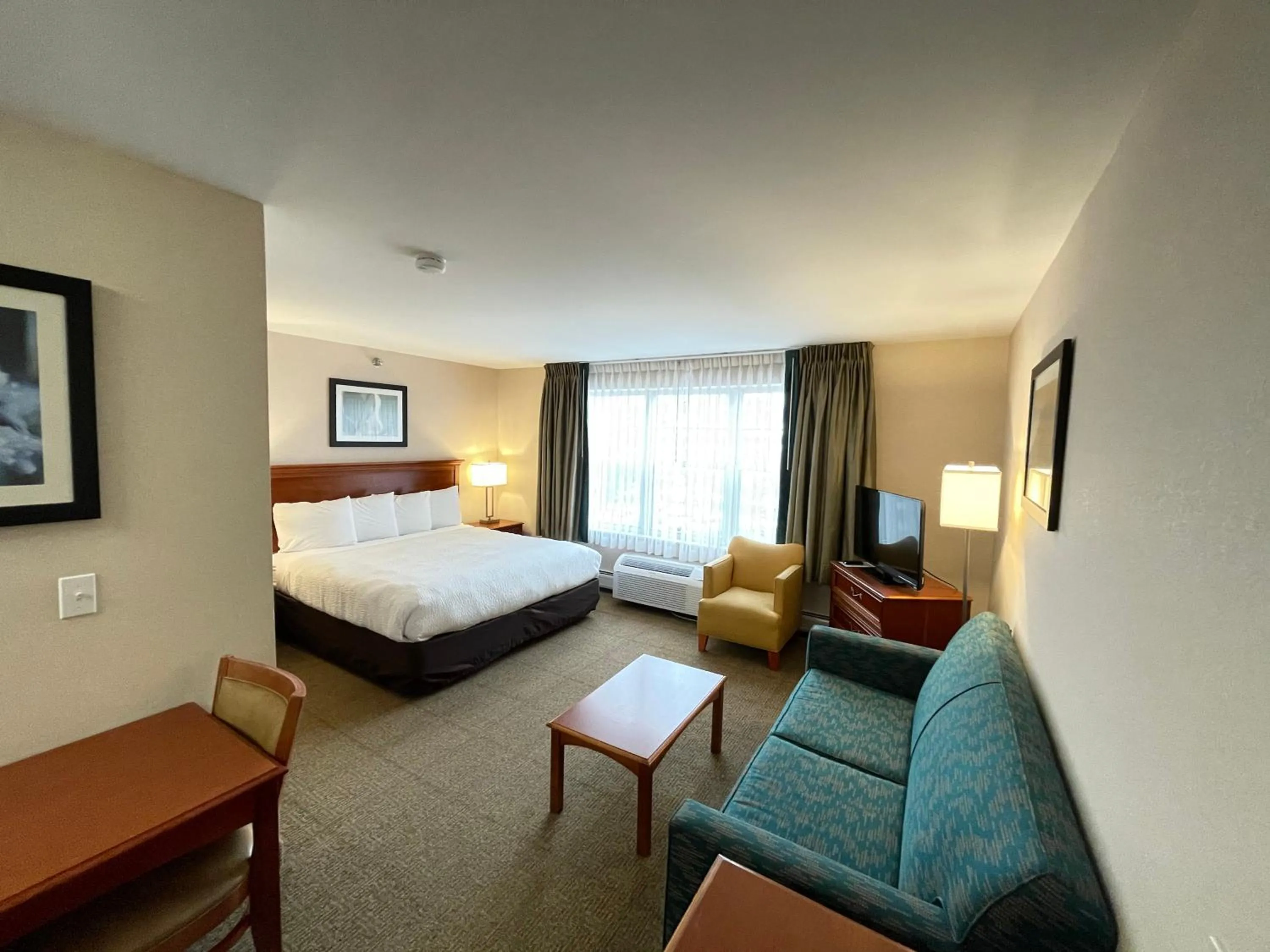 Bed in Smart Suites, an Ascend Collection Hotel