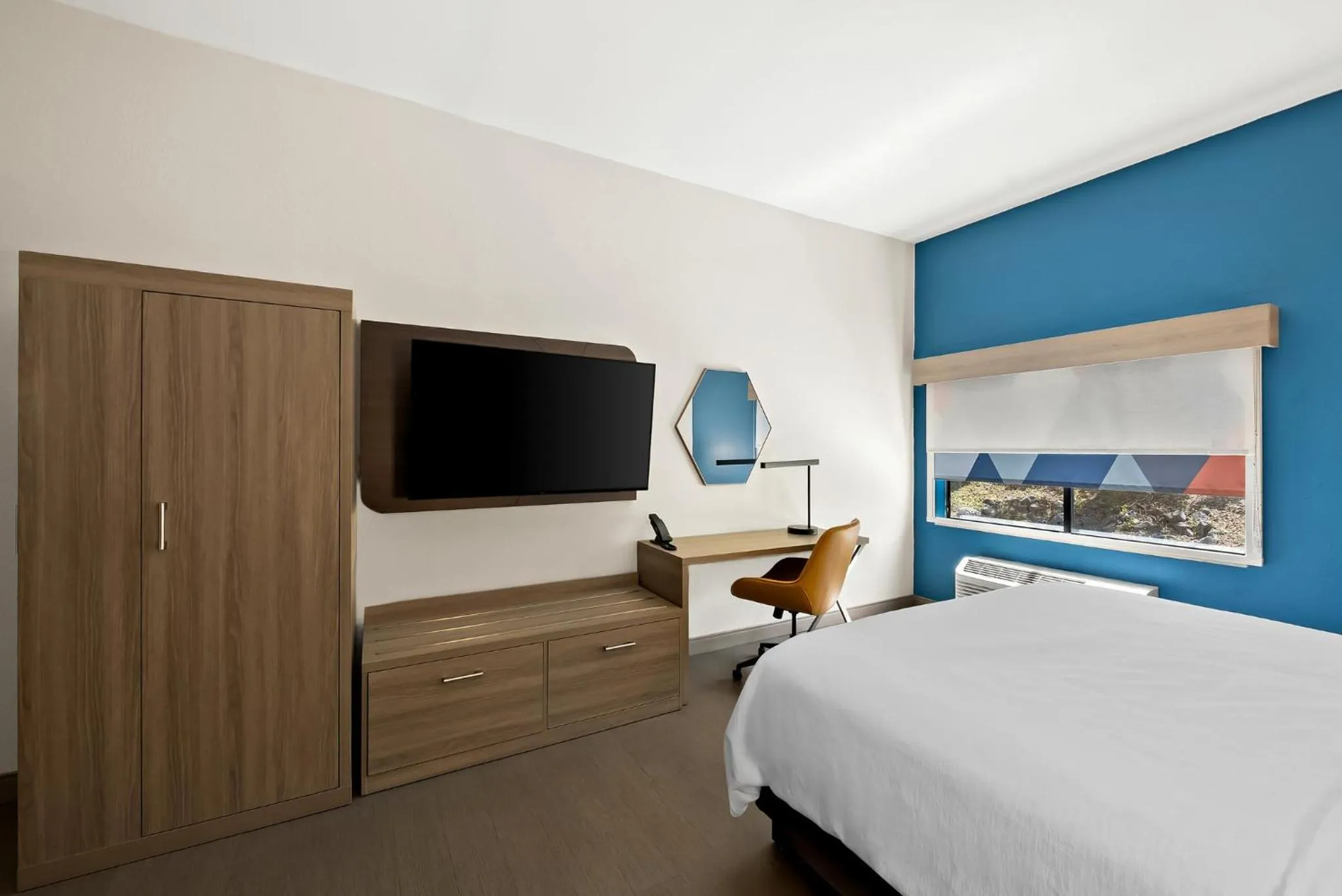 Photo of the whole room, Bed in Holiday Inn Express & Suites Raleigh NE - Medical Ctr Area by IHG