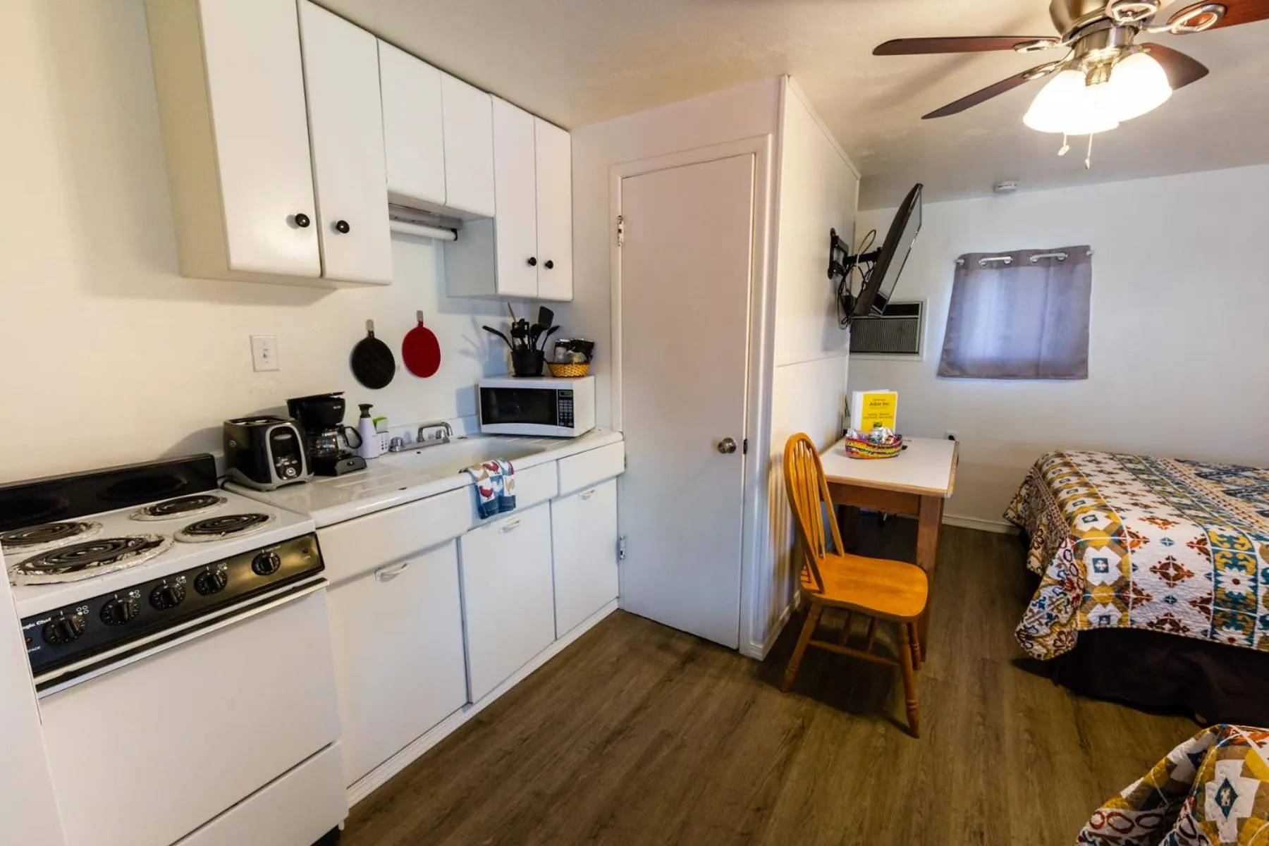 Kitchen or kitchenette, Bed in Arbor Inn Motel Oakridge