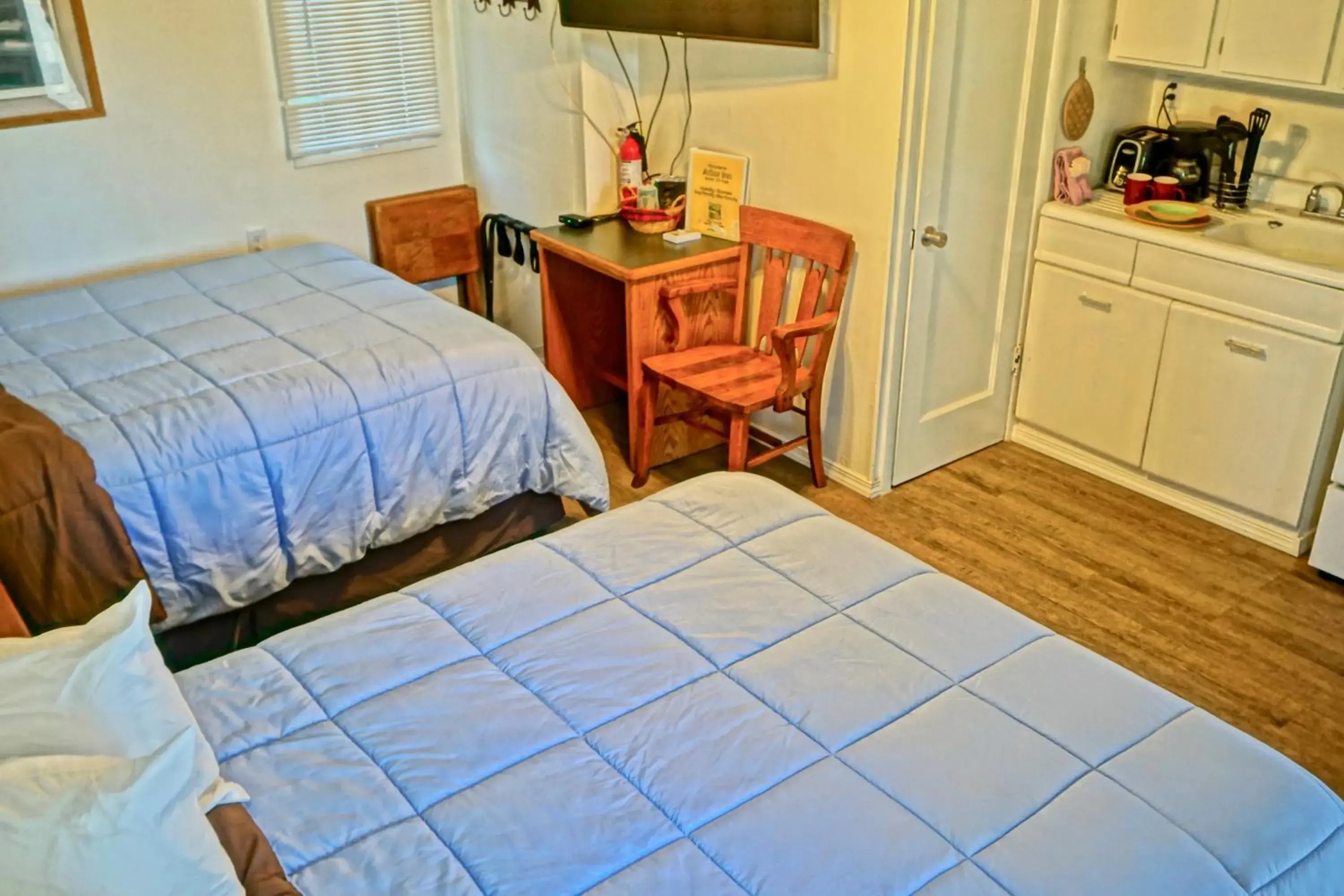 Two Queen Room with Kitchen in Arbor Inn Motel Oakridge Two Queen Room with Kitchen in Arbor Inn Motel Oakridge