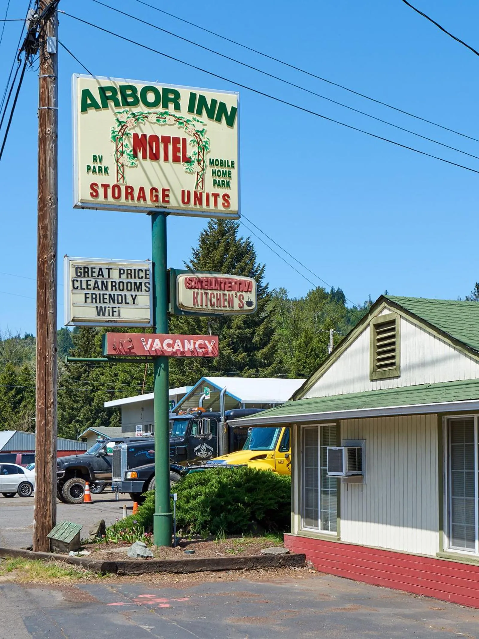 Property building in Arbor Inn Motel Oakridge