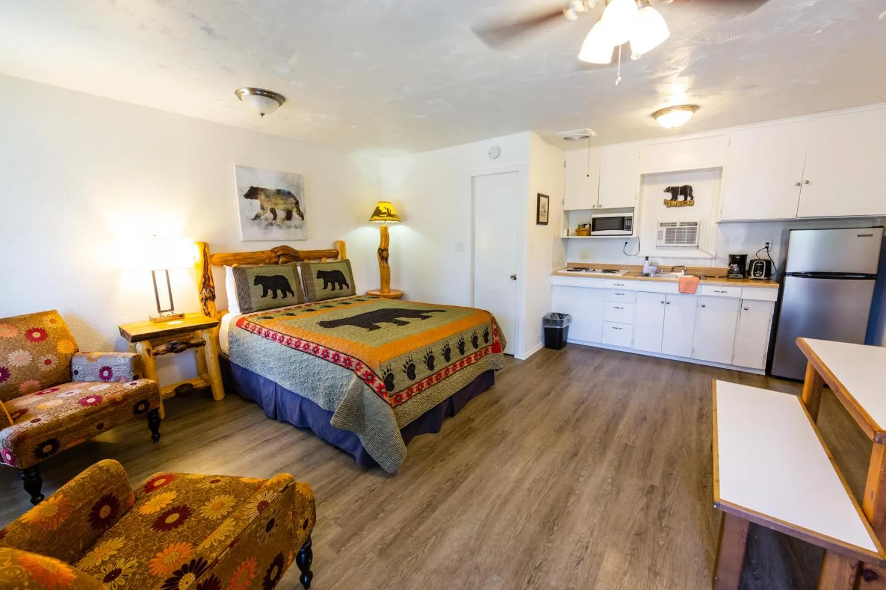 Coffee/tea facilities, Bed in Arbor Inn Motel Oakridge